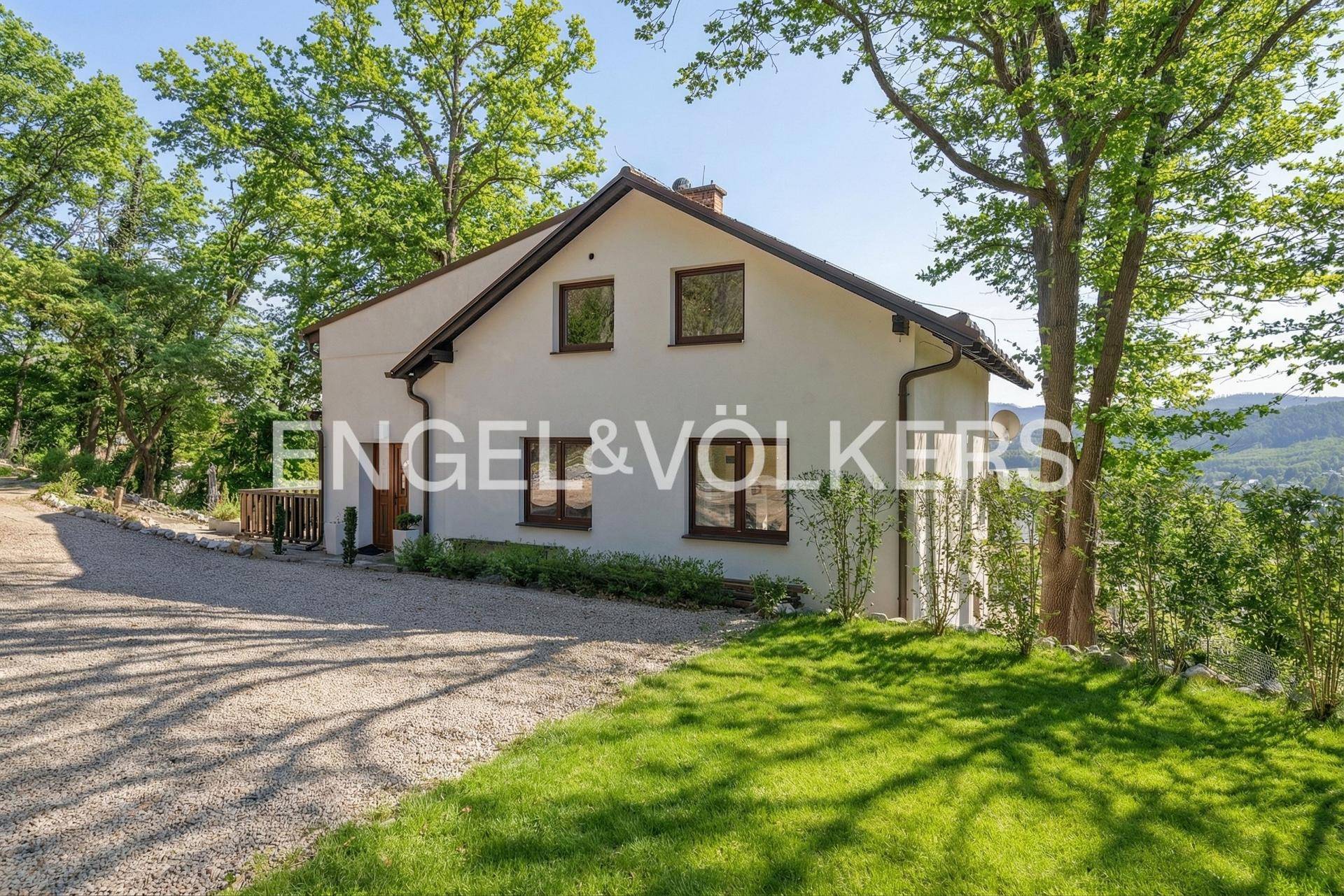 Charmantes Einfamilienhaus mit gepflegter Fassade und großem Vorgarten in ländlicher Umgebung.