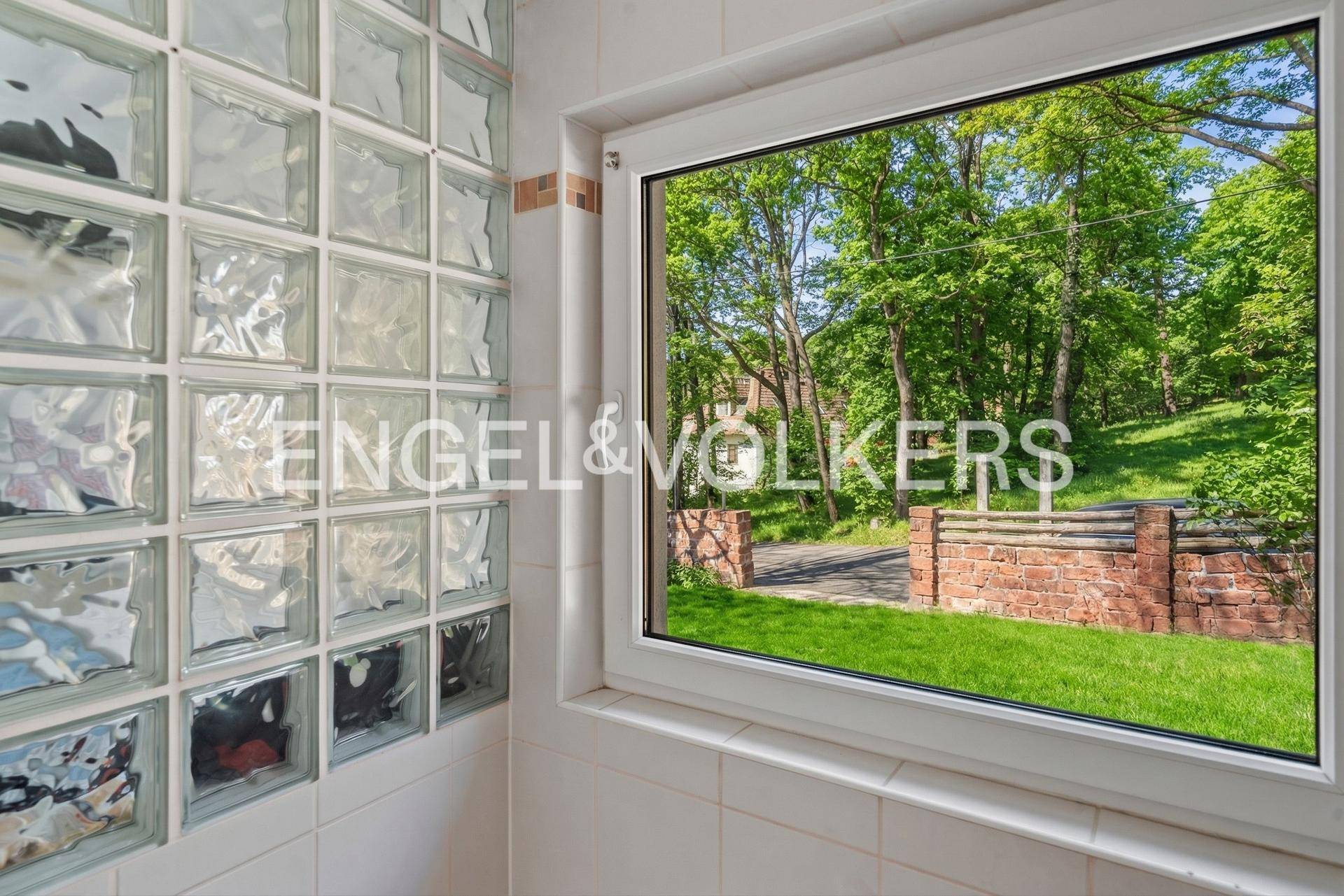 Badezimmer mit Fenster und Glasbausteinen, die für natürliches Licht sorgen und Privatsphäre bieten.
