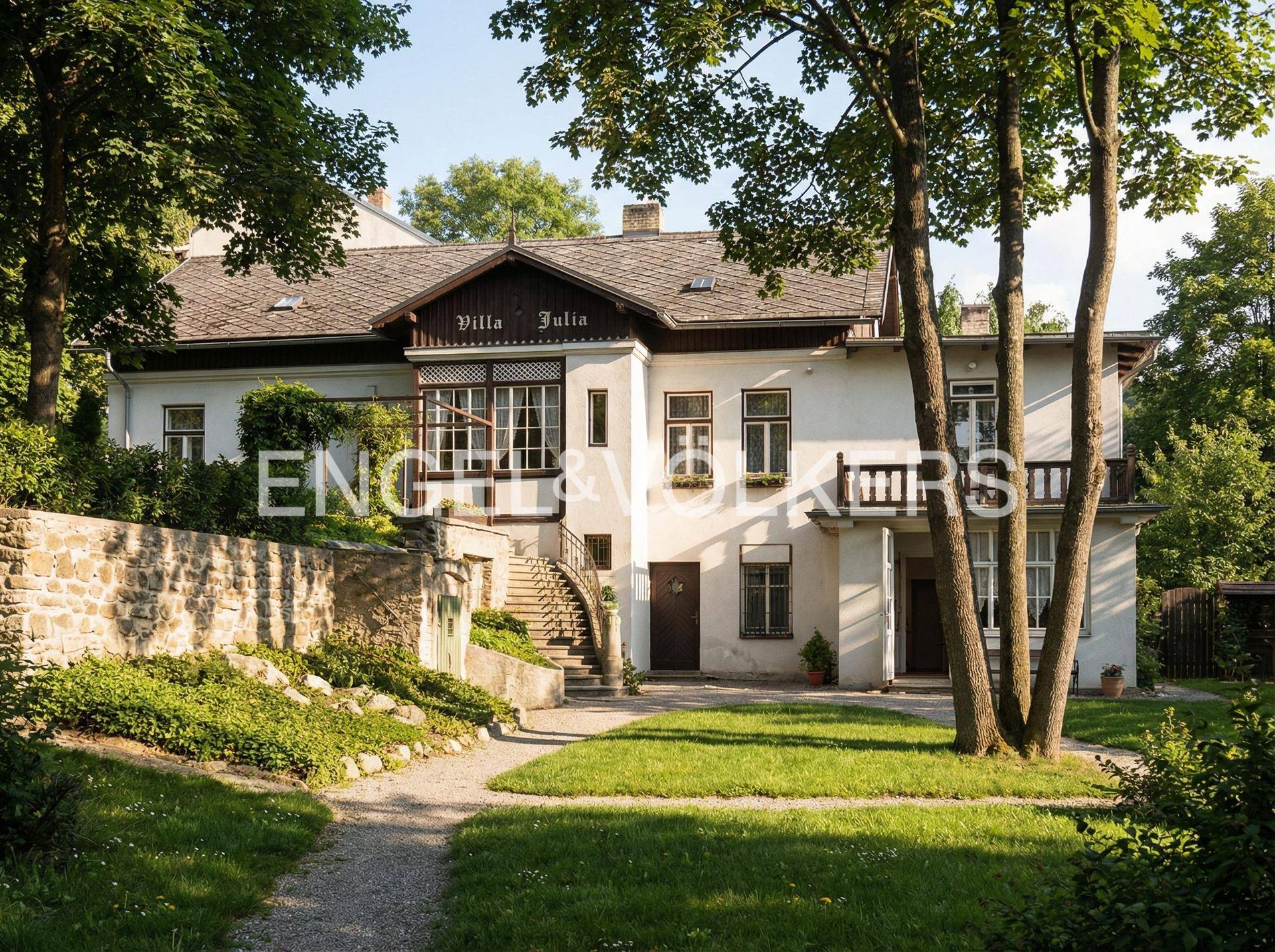 Historische Villa "Julia" mit charmantem Eingangsbereich und altem Baumbestand im Garten.