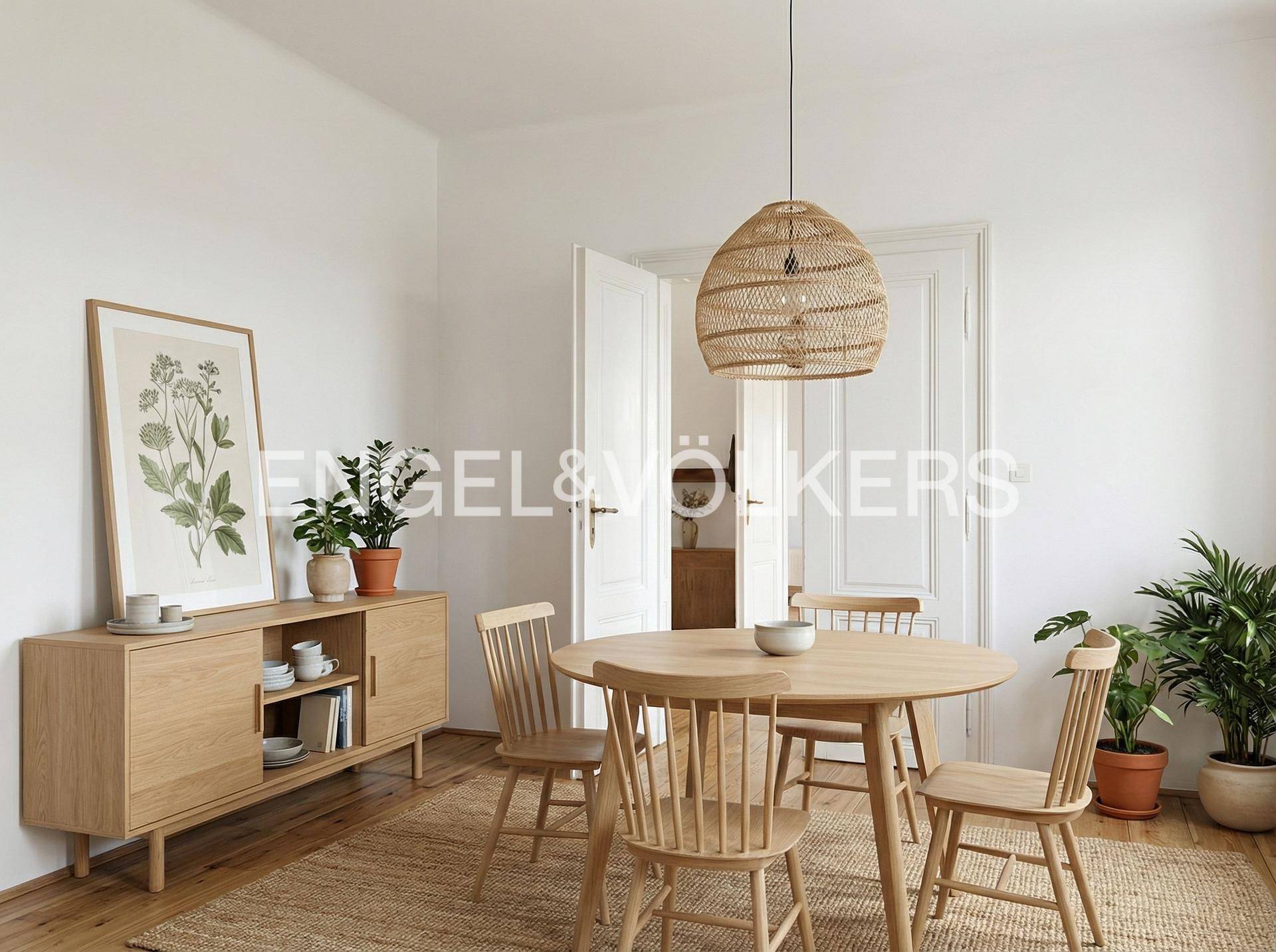 Heller Essbereich mit modernem Holztisch, passenden Stühlen und natürlicher Dekoration.