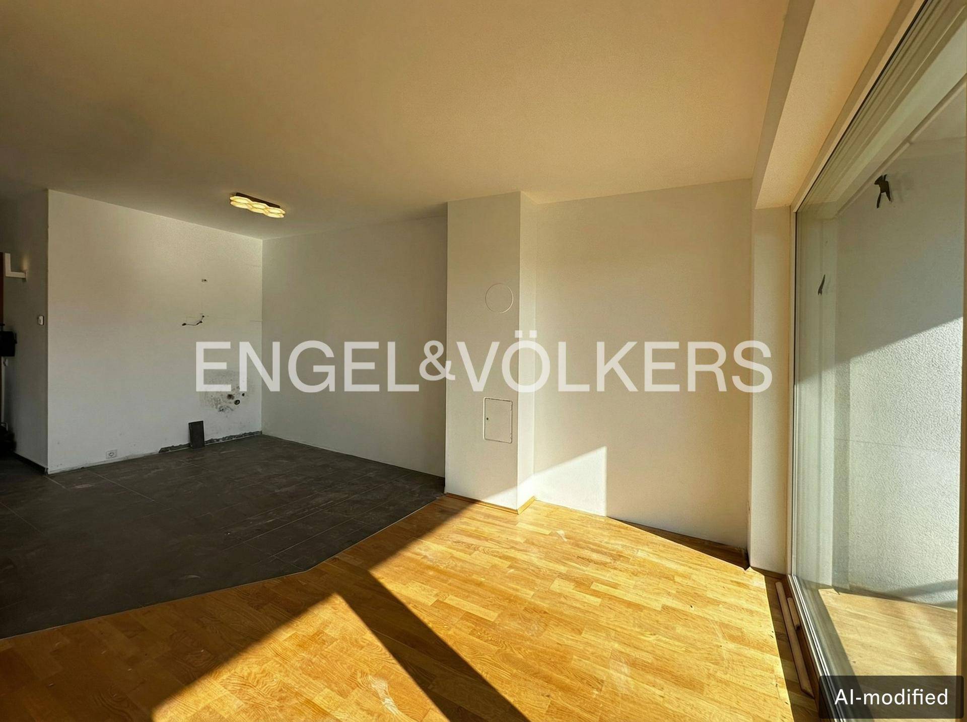 Leerer Küchenbereich mit Holzboden und viel Potenzial für eine moderne Einrichtung und Gestaltung.