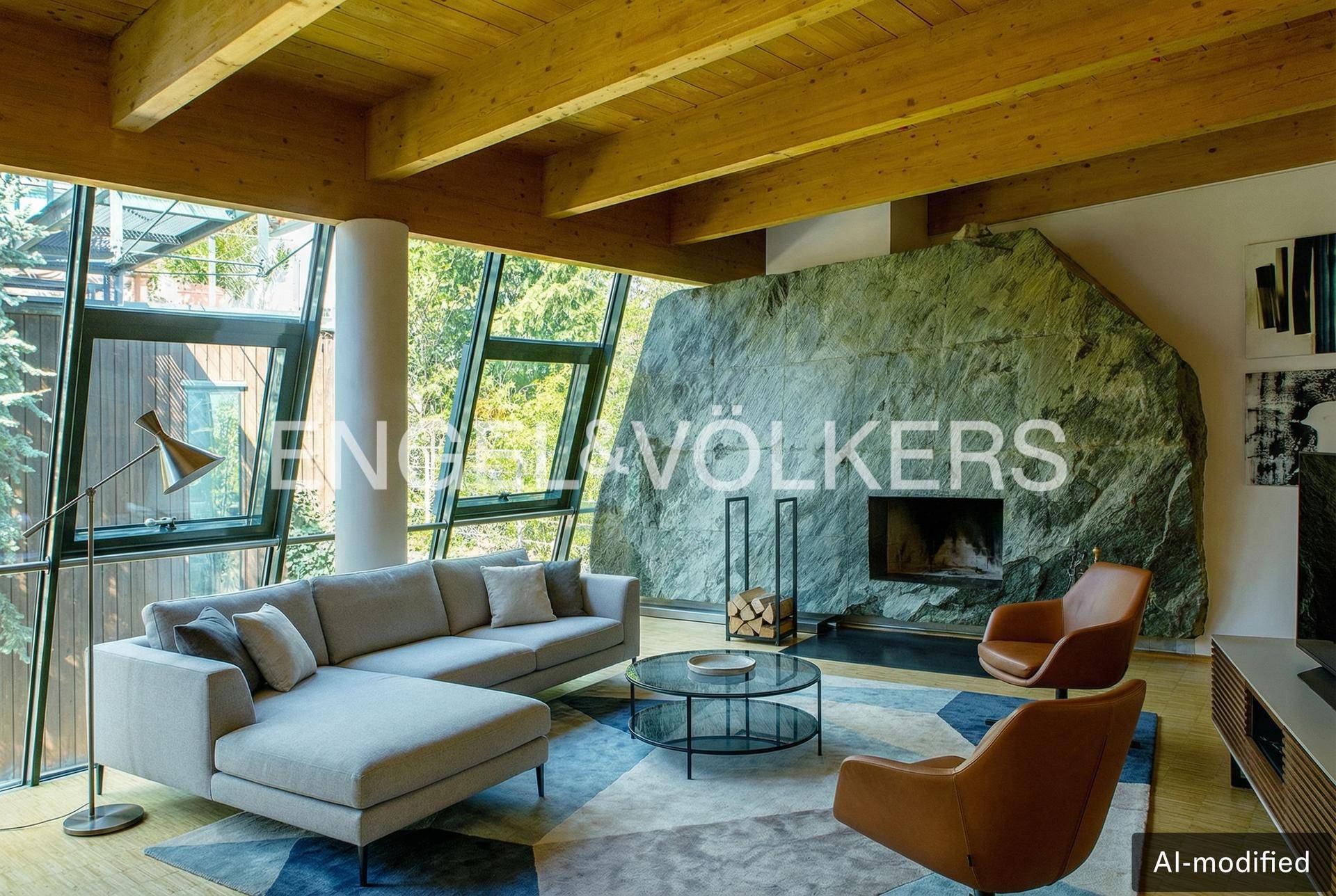 Modernes Wohnzimmer mit großem Felsen-Kamin, Holzbalkendecke und bodentiefen Fenstern.