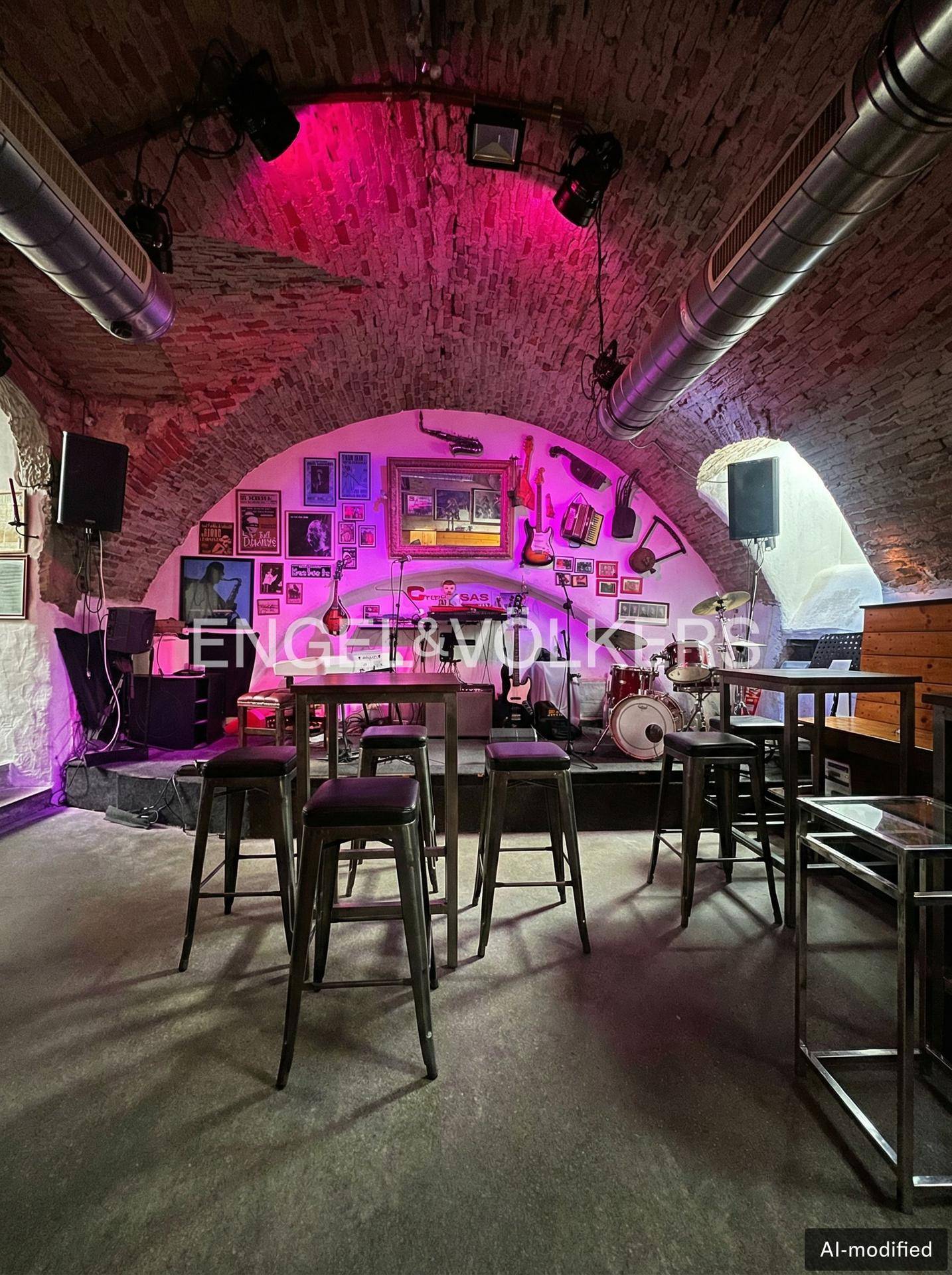 Gewölbter Kellerraum mit Ziegelwänden, als Bar und Veranstaltungsbereich genutzt.
