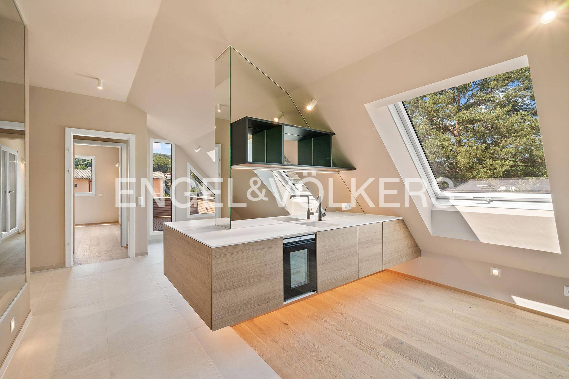 Moderne Küchenzeile im Dachgeschoss mit Dachfenster, Holzboden und integriertem Weinkühler.
