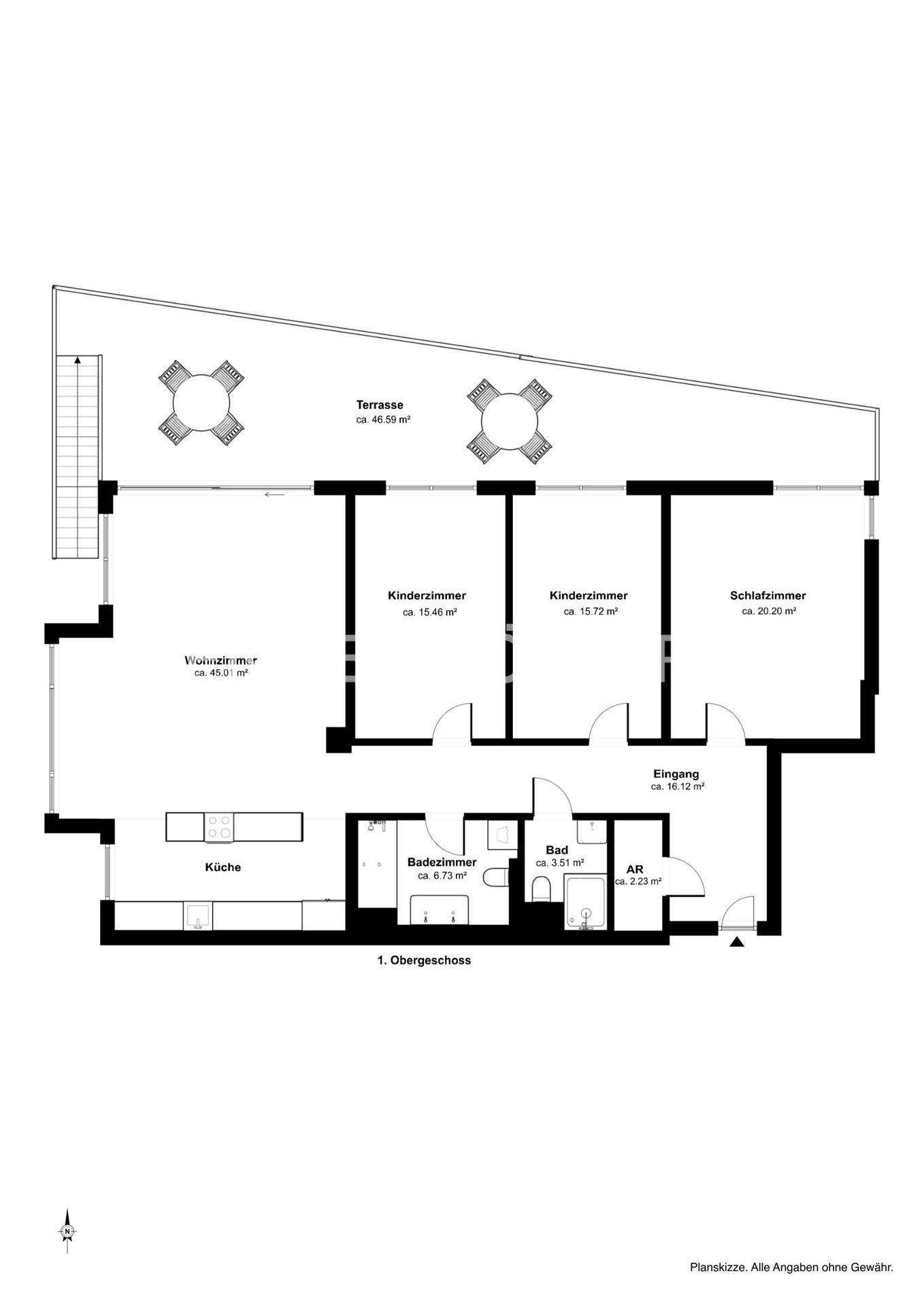 Grundriss des ersten Obergeschosses mit Wohnzimmer, Küche, Schlafzimmern und Terrasse.