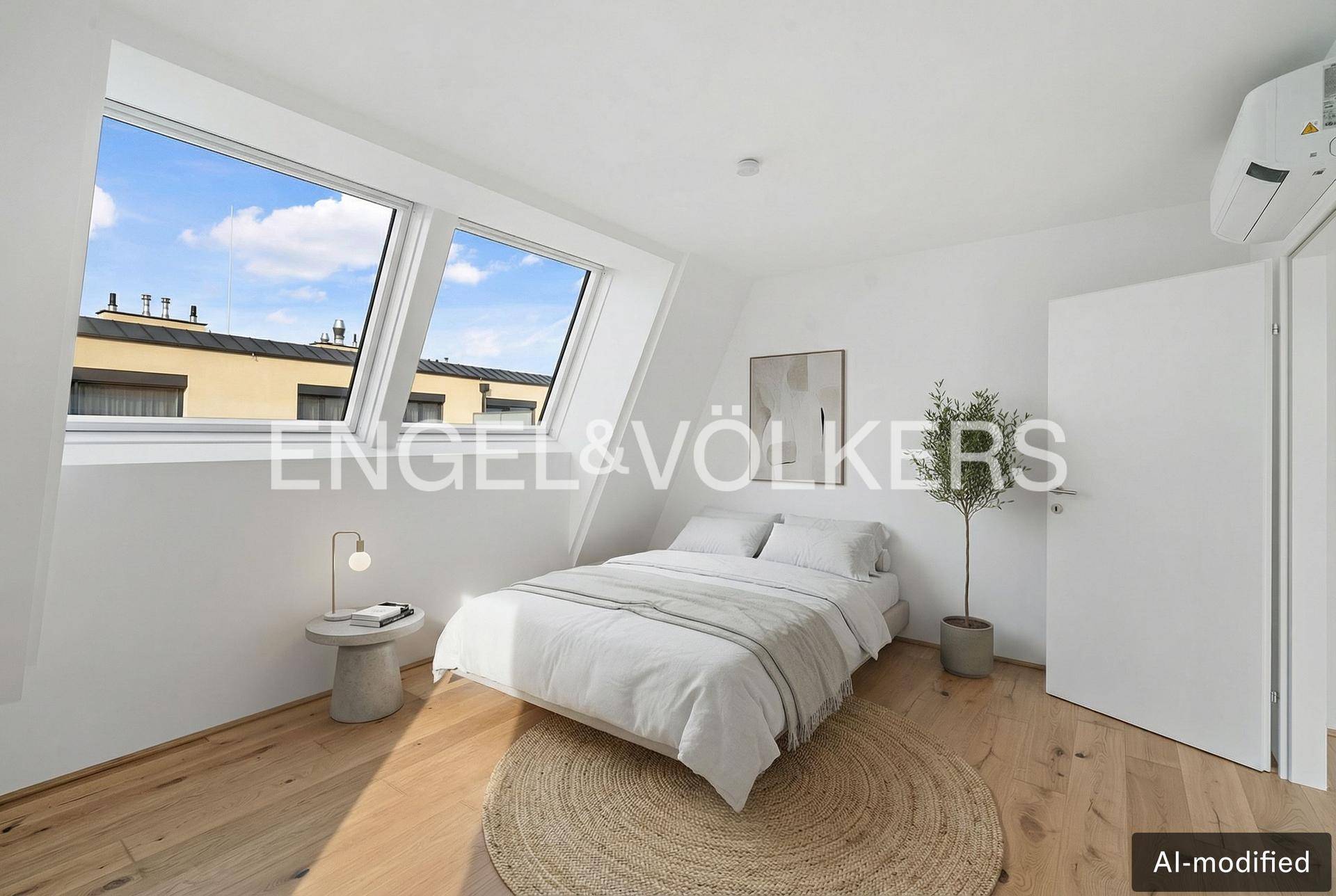 Virtuell möbliertes Schlafzimmer mit Holzboden, Dachfenstern und Klimaanlage.