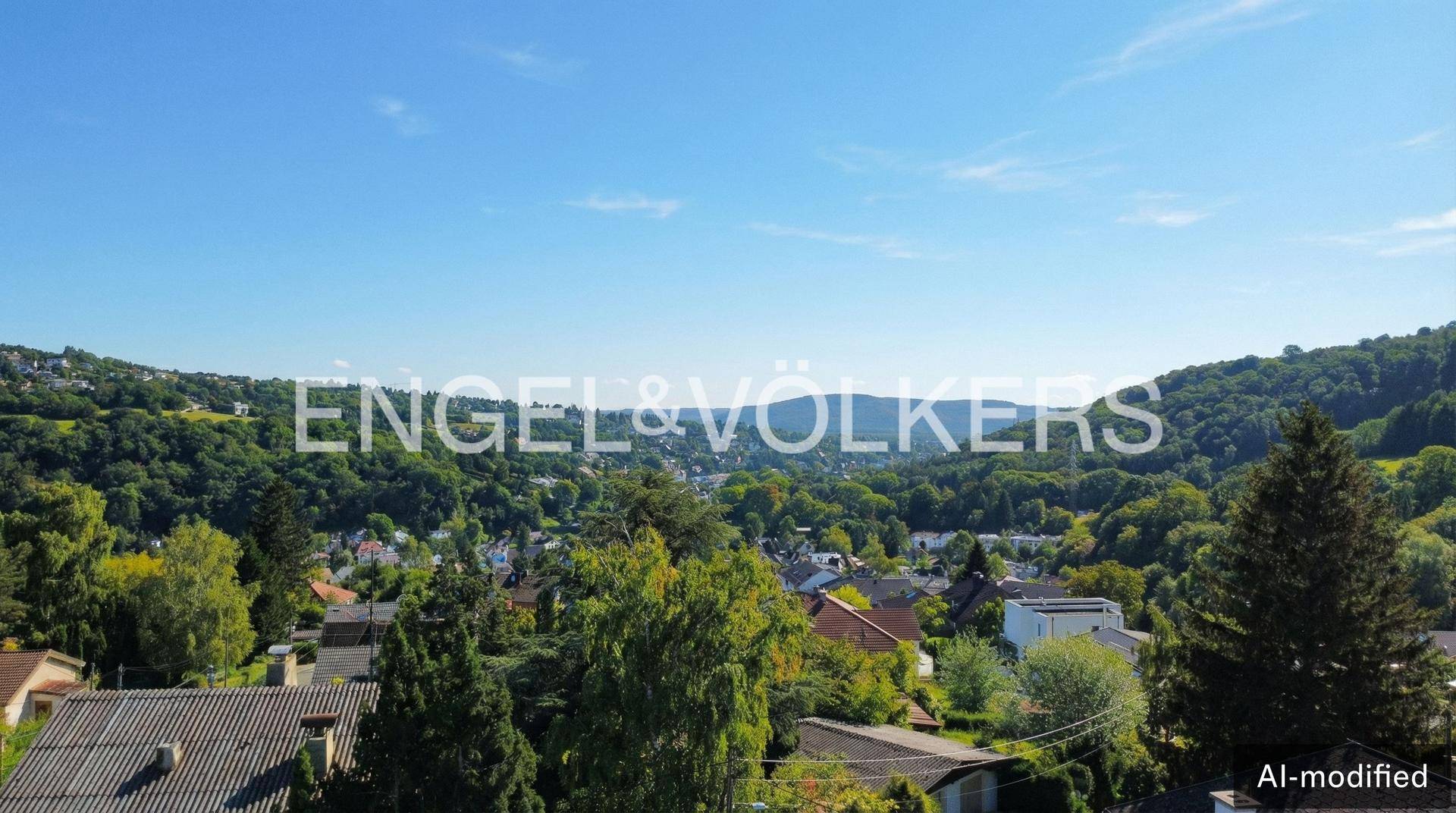 Weitläufiger Panoramablick über die grüne Hügellandschaft und die umliegende Bebauung.