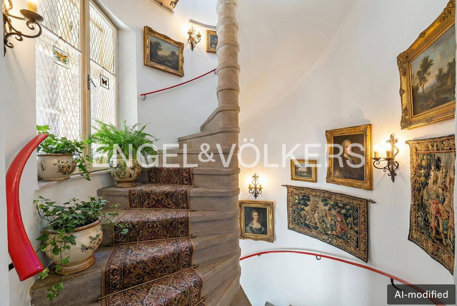 Elegante Wendeltreppe mit Teppichläufer, Pflanzen und historischen Gemälden an den Wänden.