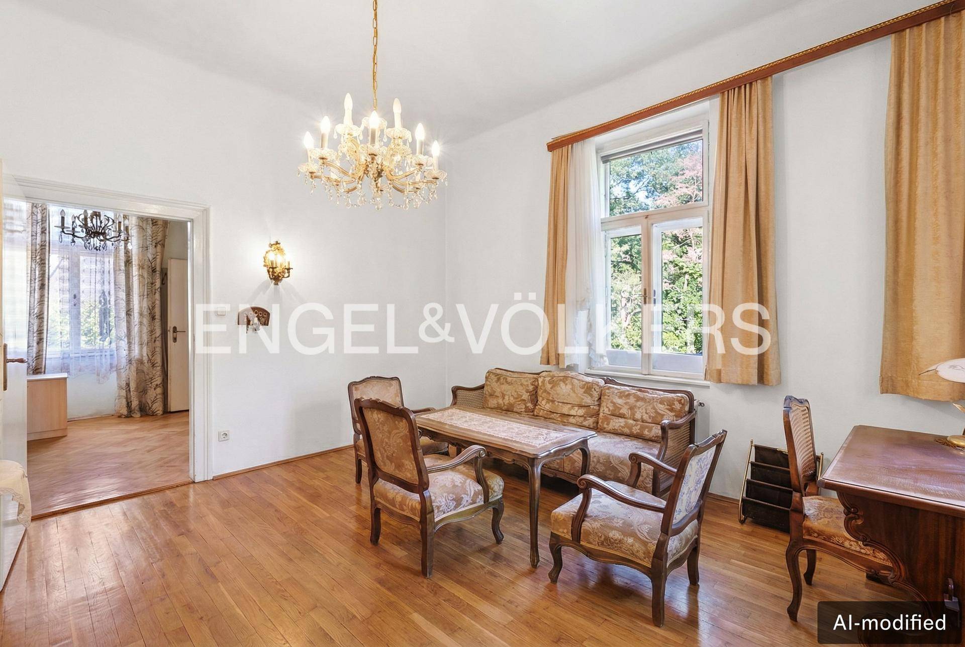 Helles Wohnzimmer mit Kronleuchter, Holzboden und Blick in den Garten, frisch renoviert.