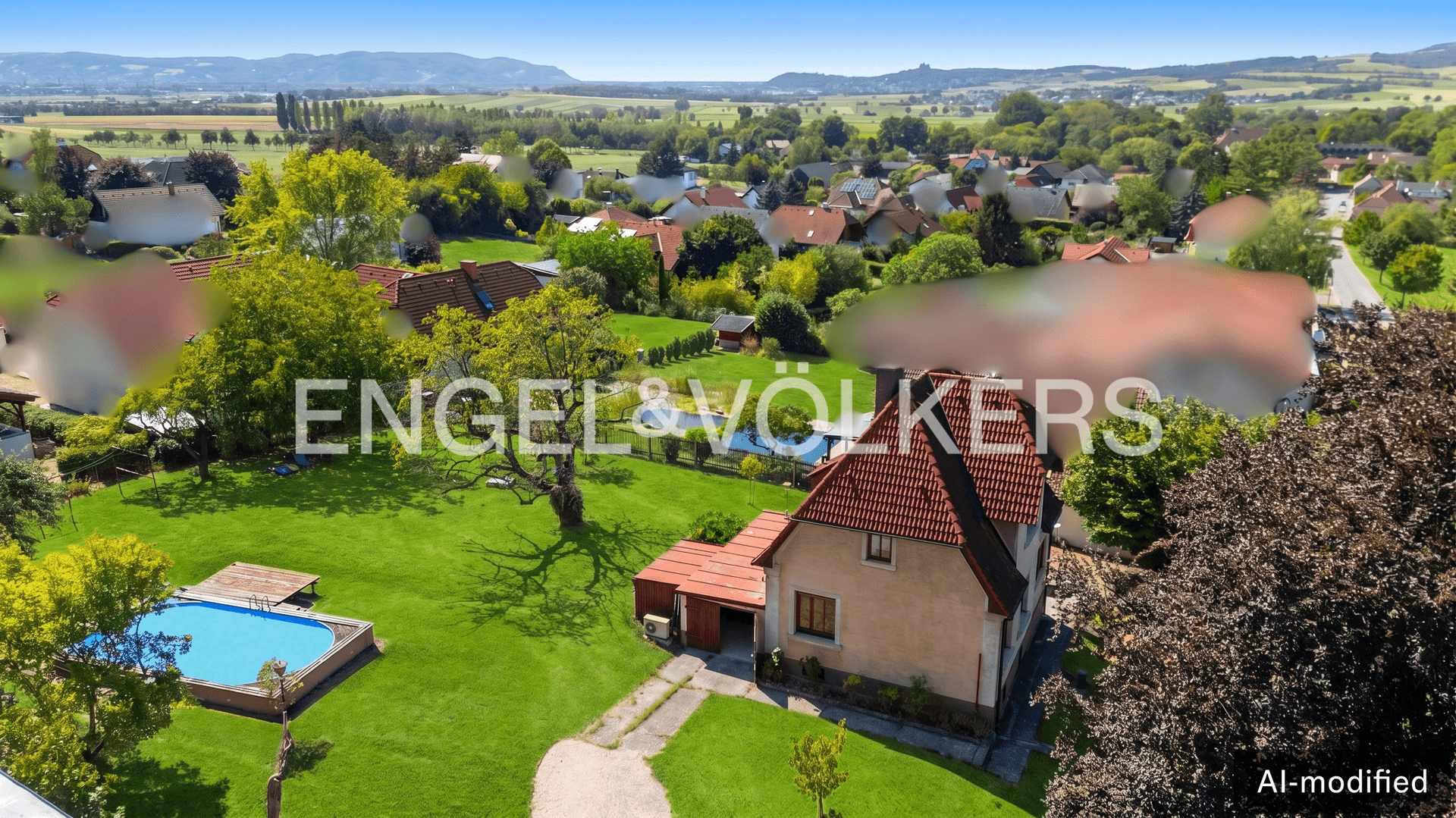 Luftaufnahme des Hauses mit Pool und der umliegenden Nachbarschaft und Landschaft.