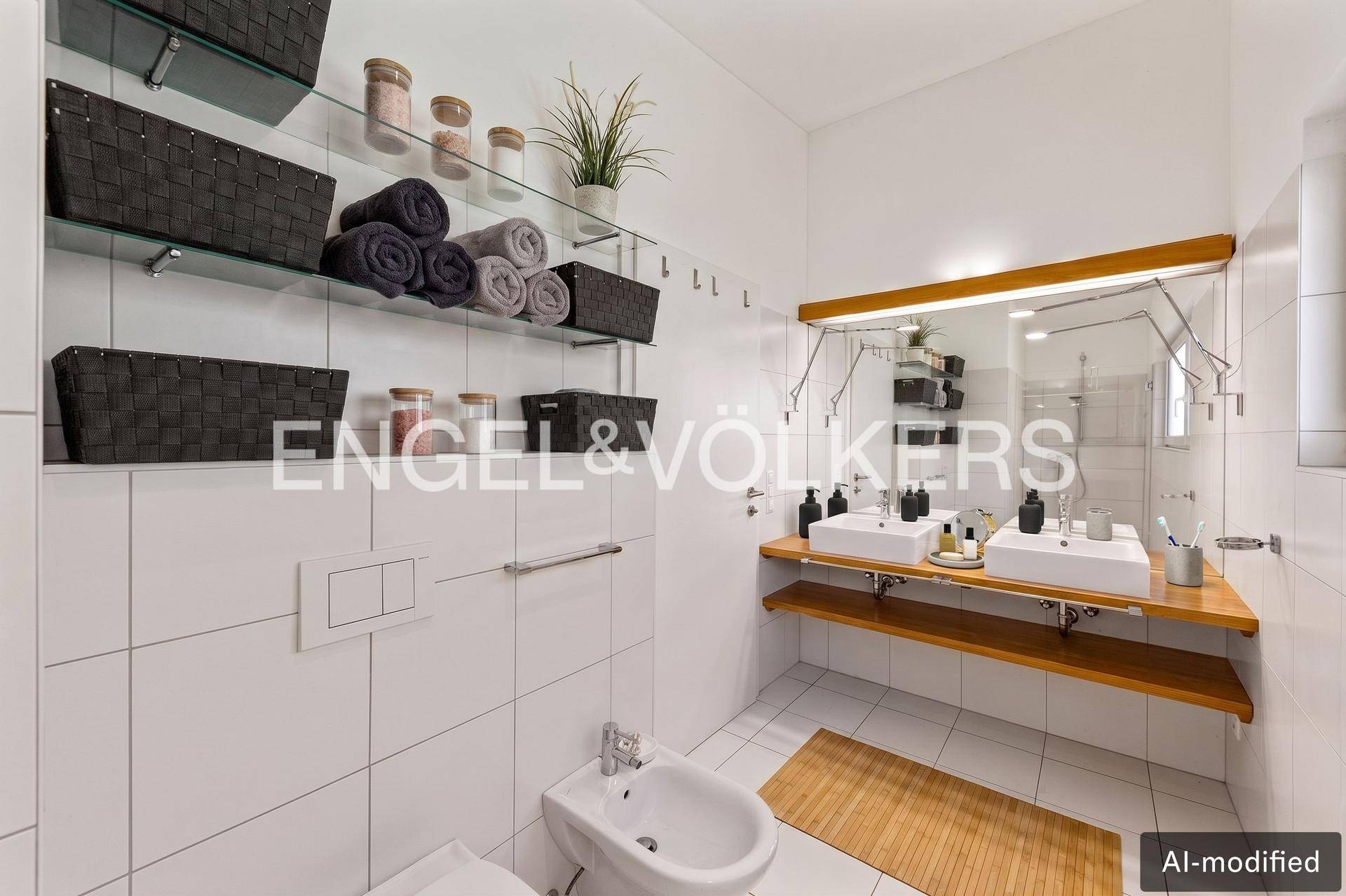 Modernes Badezimmer mit Doppelwaschbecken, weißen Fliesen und Bidet.