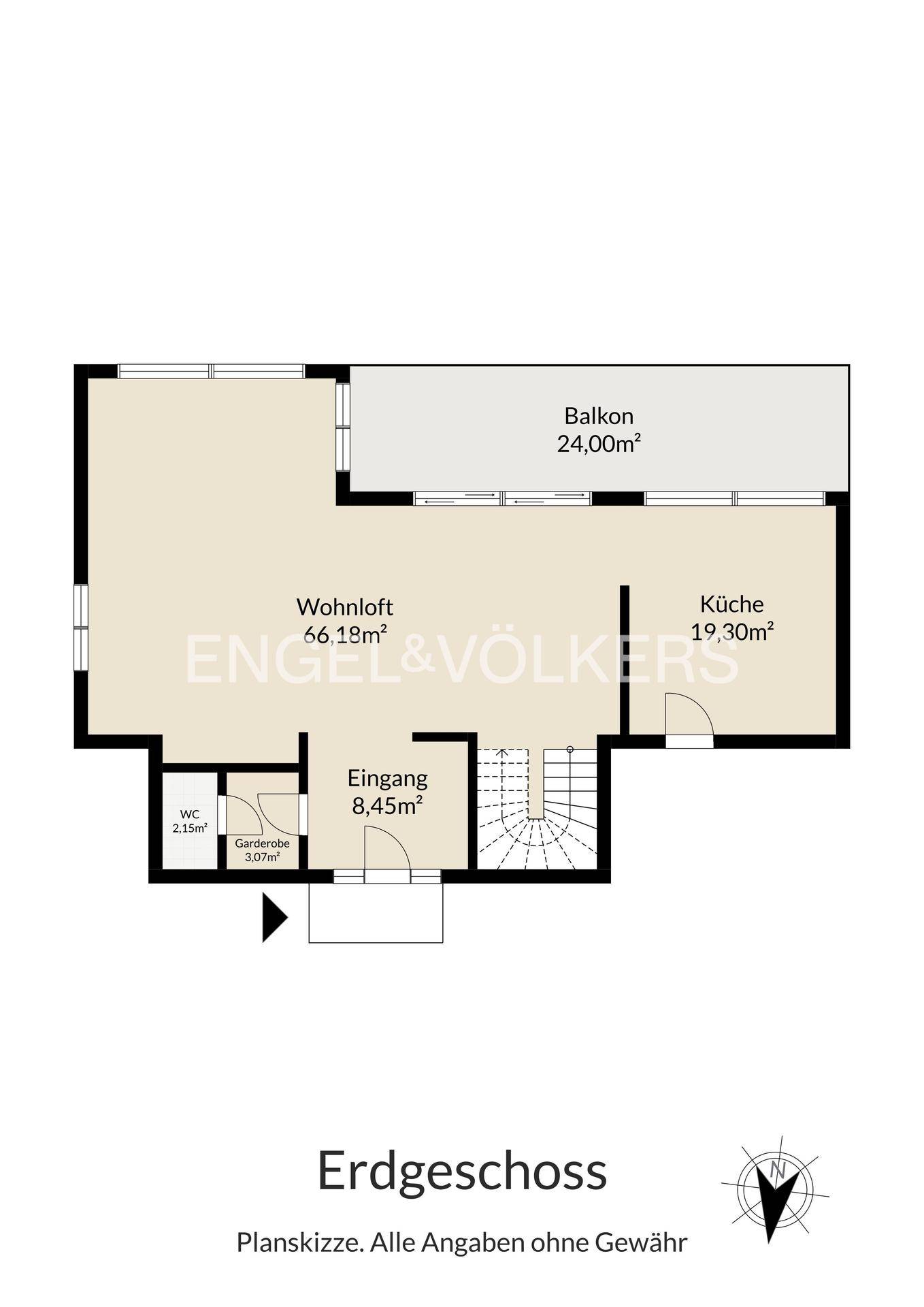 Grundriss des Erdgeschosses mit offenem Wohnloft, Küche, WC und großem Balkon.