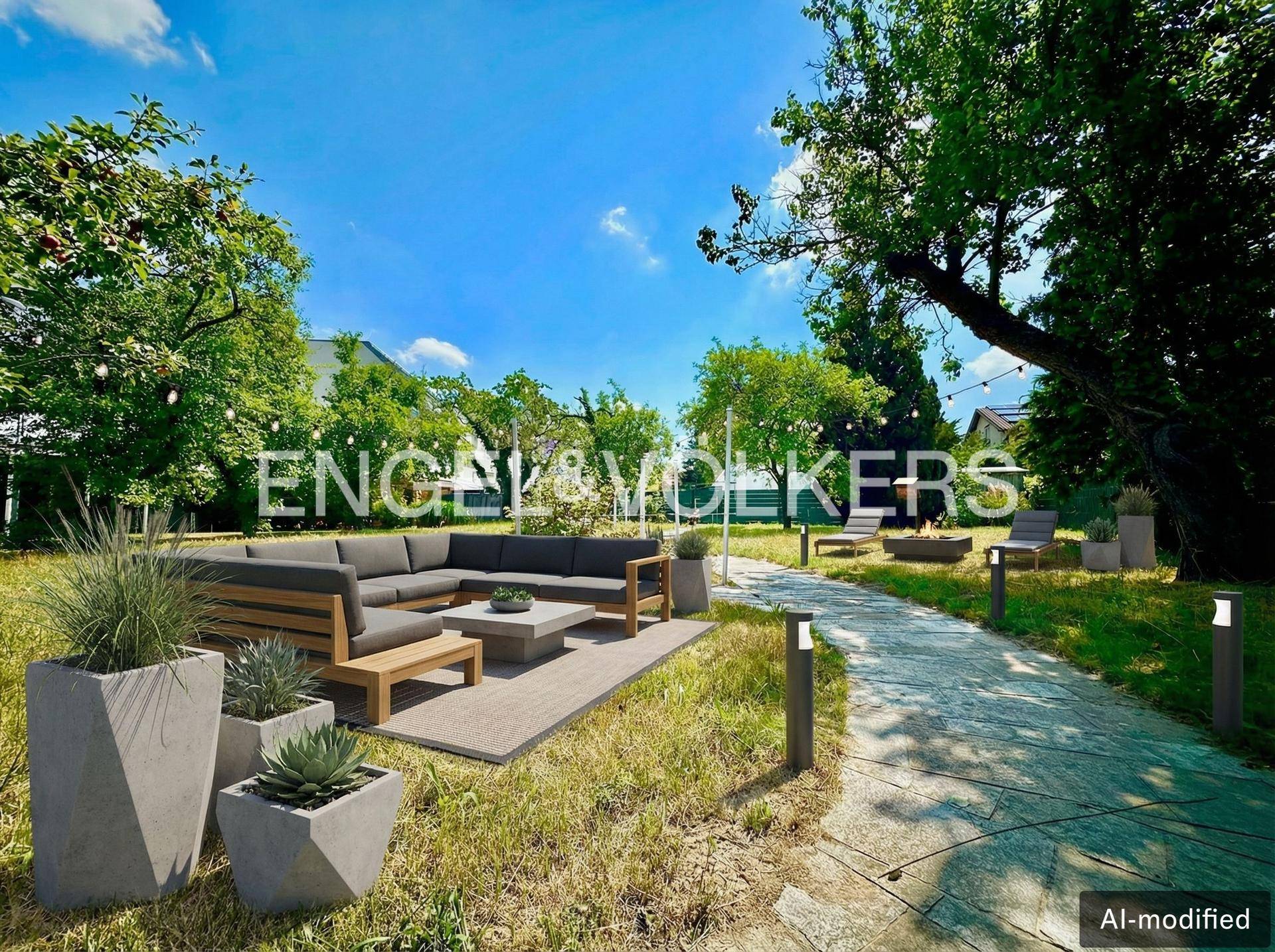 Gemütliche Outdoor-Lounge mit Feuerstelle und Lichterkette in einem weitläufigen Garten.