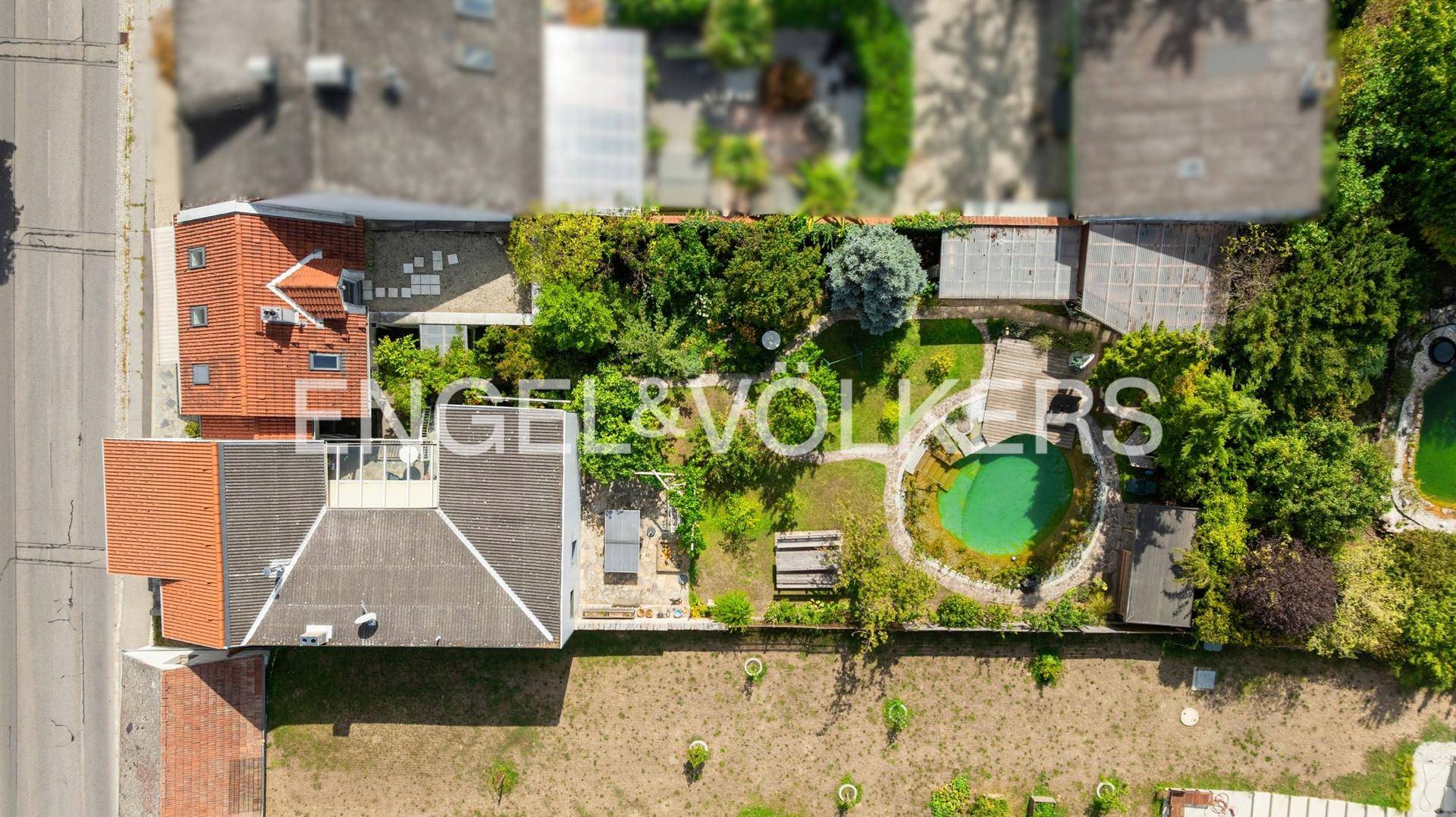 Luftaufnahme des Anwesens mit Haus, großem Garten und natürlichem Schwimmteich.