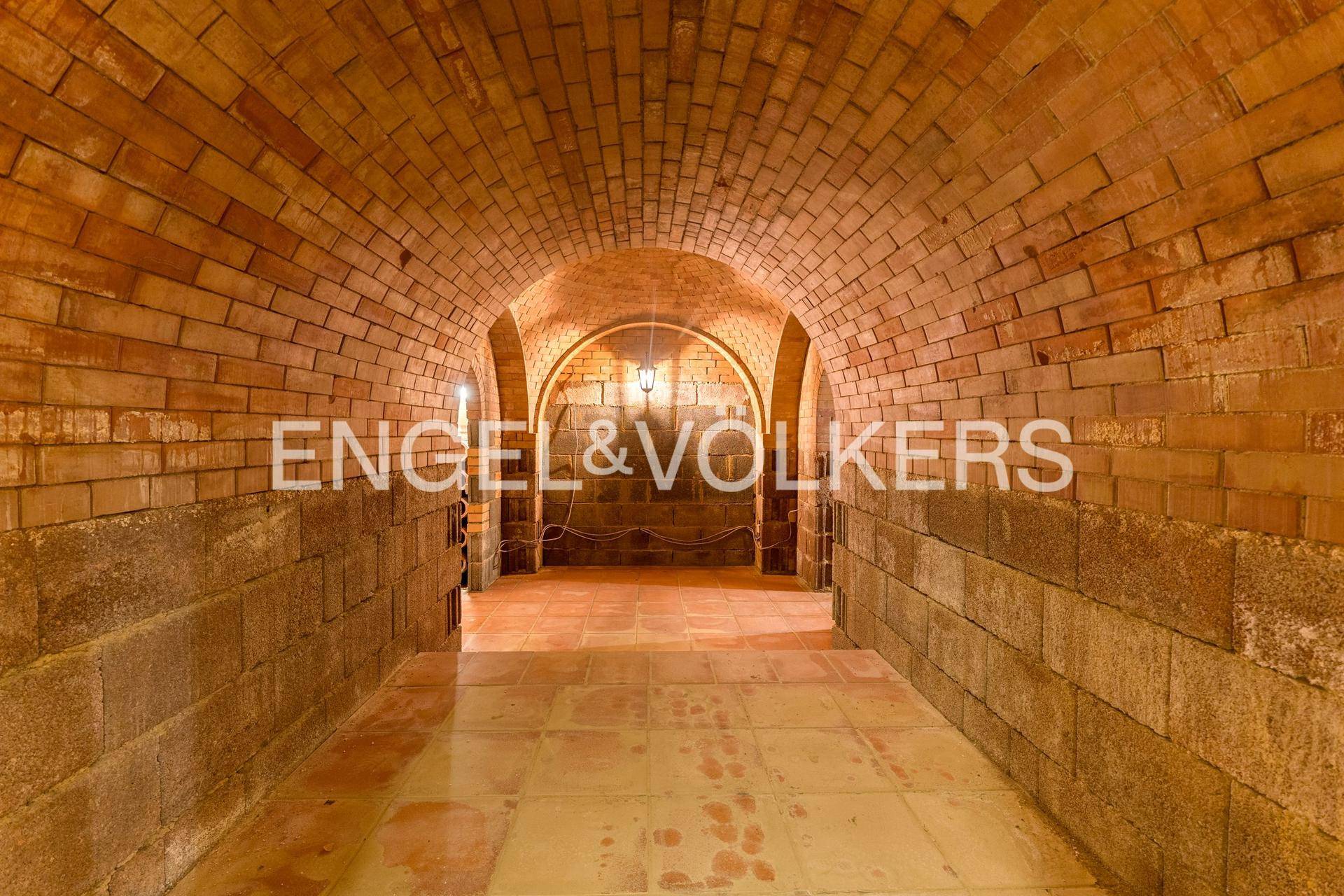 Historischer Gewölbekeller mit Ziegelwänden und traditionellem Charme.