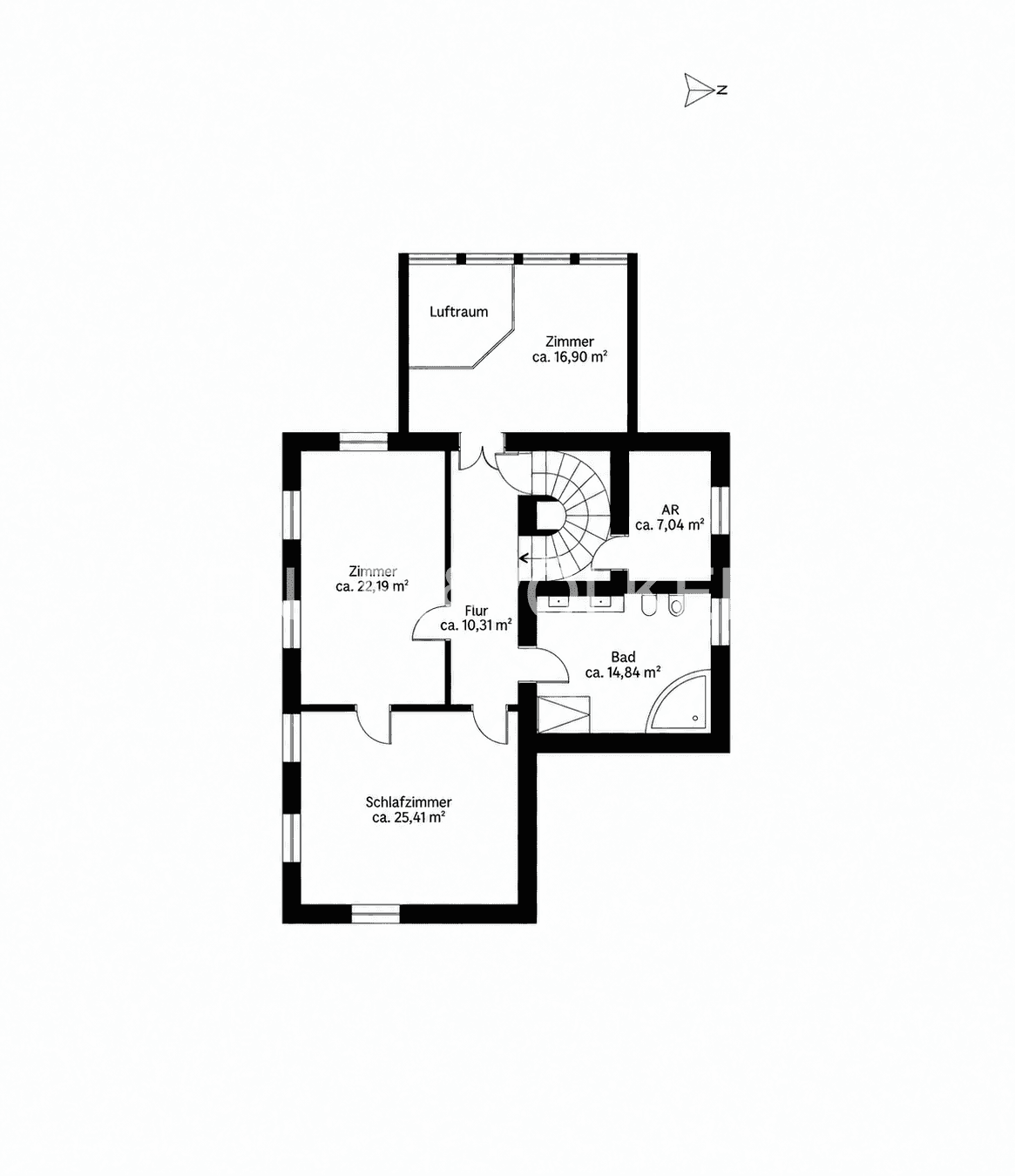 Grundriss des Obergeschosses mit drei Zimmern, einem Badezimmer und einer Wendeltreppe.