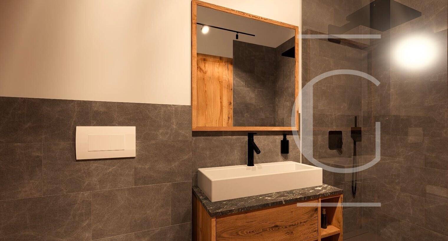 Modernes Badezimmer mit grauen Fliesen, stilvollem Waschtisch und geräumiger begehbarer Dusche.