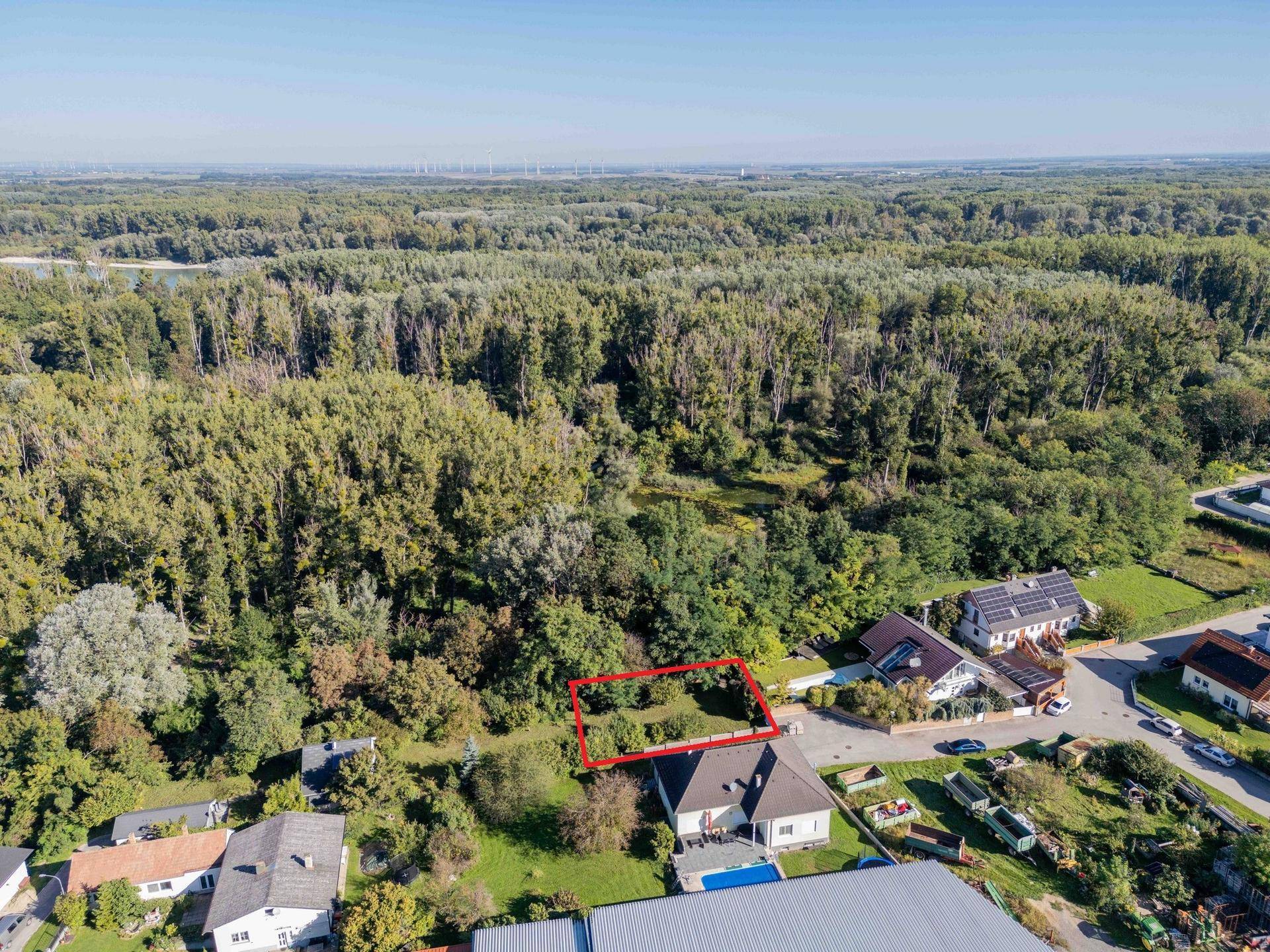 Weitläufige Luftaufnahme des Grundstücks mit Blick auf Wald, Fluss und die umliegende Landschaft.