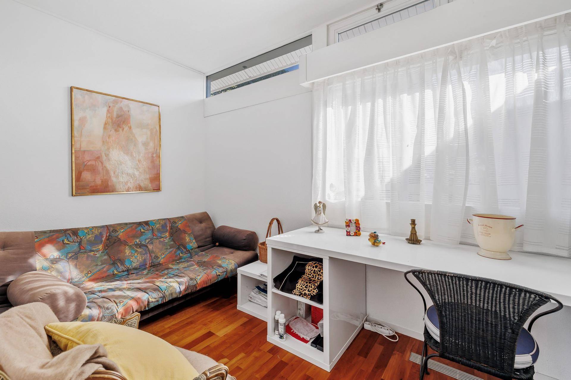 Kleines Arbeitszimmer oder Gästezimmer mit Schlafsofa und Schreibtisch, hell und funktional.