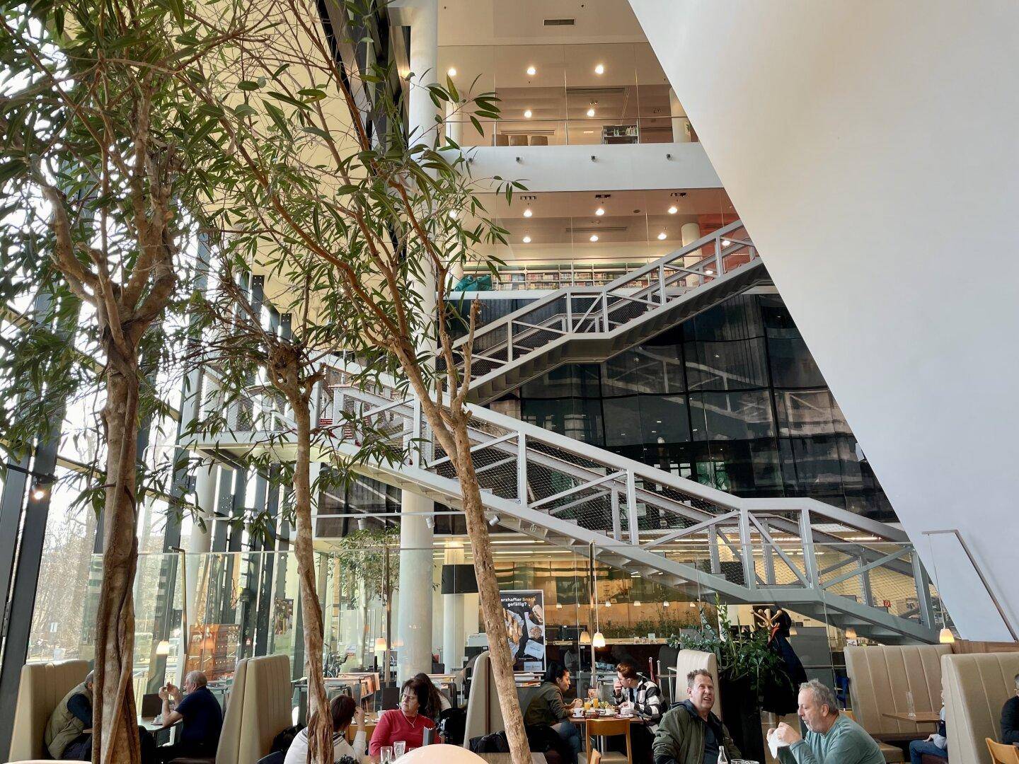 Stadtbibliothek mit tollem Cafe/Bäcker vis a vis!