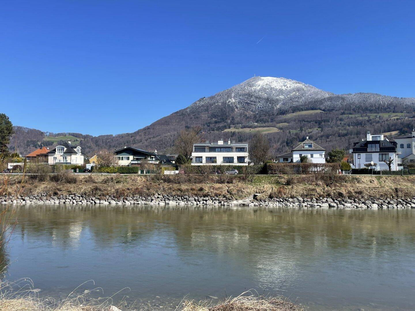 Der Salzach entlang in die Stadt radeln