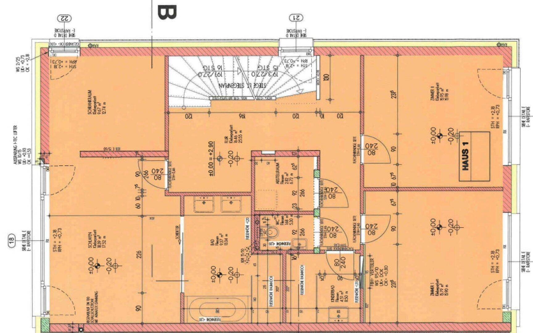 Grundriss des Dachgeschosses von Haus 1 mit mehreren Zimmern, Badezimmer und Treppenaufgang.