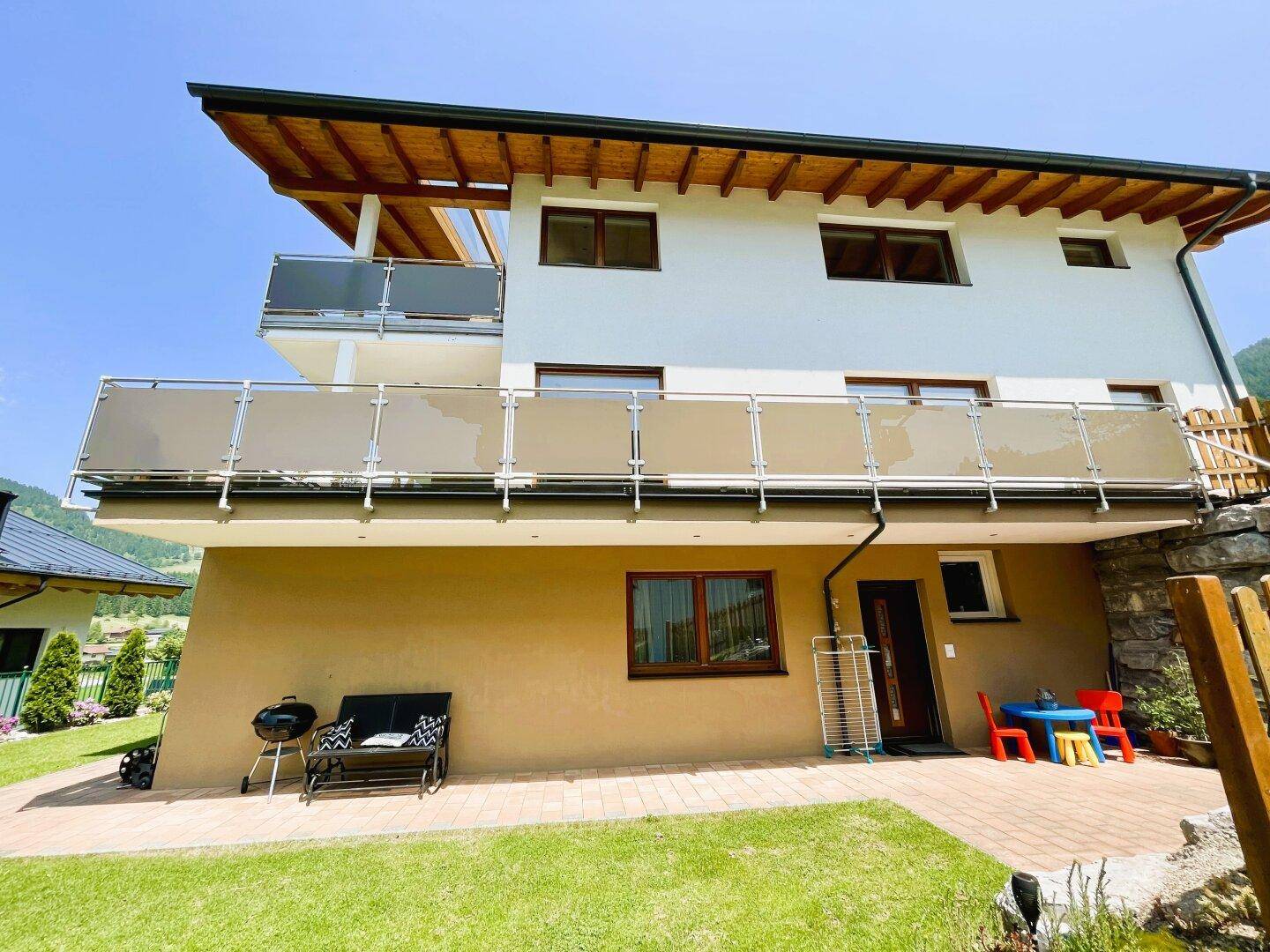 Modernes topausgestattetes Zweifamilienhaus