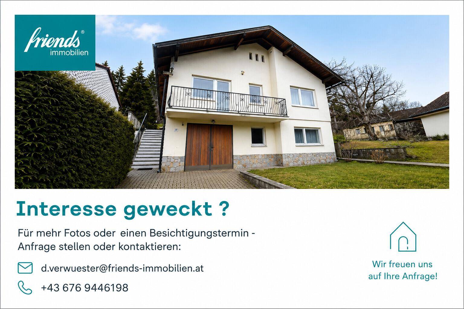 Gepflegtes Einfamilienhaus mit Balkon, Vorgarten und Doppelgarage in grüner Umgebung.