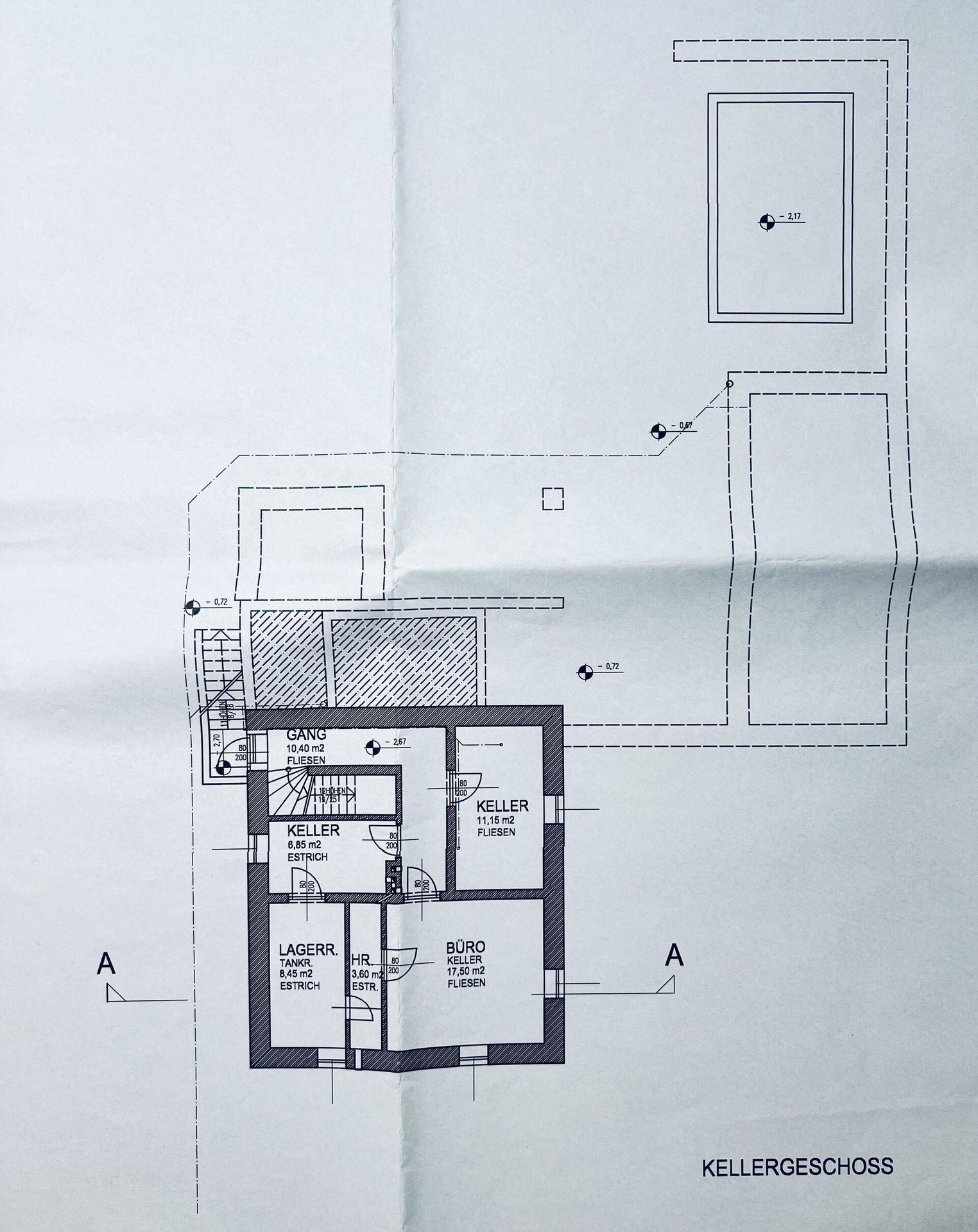 Grundriss des Kellergeschosses mit Lagerräumen und einem Büro, bietet viel Stauraum.