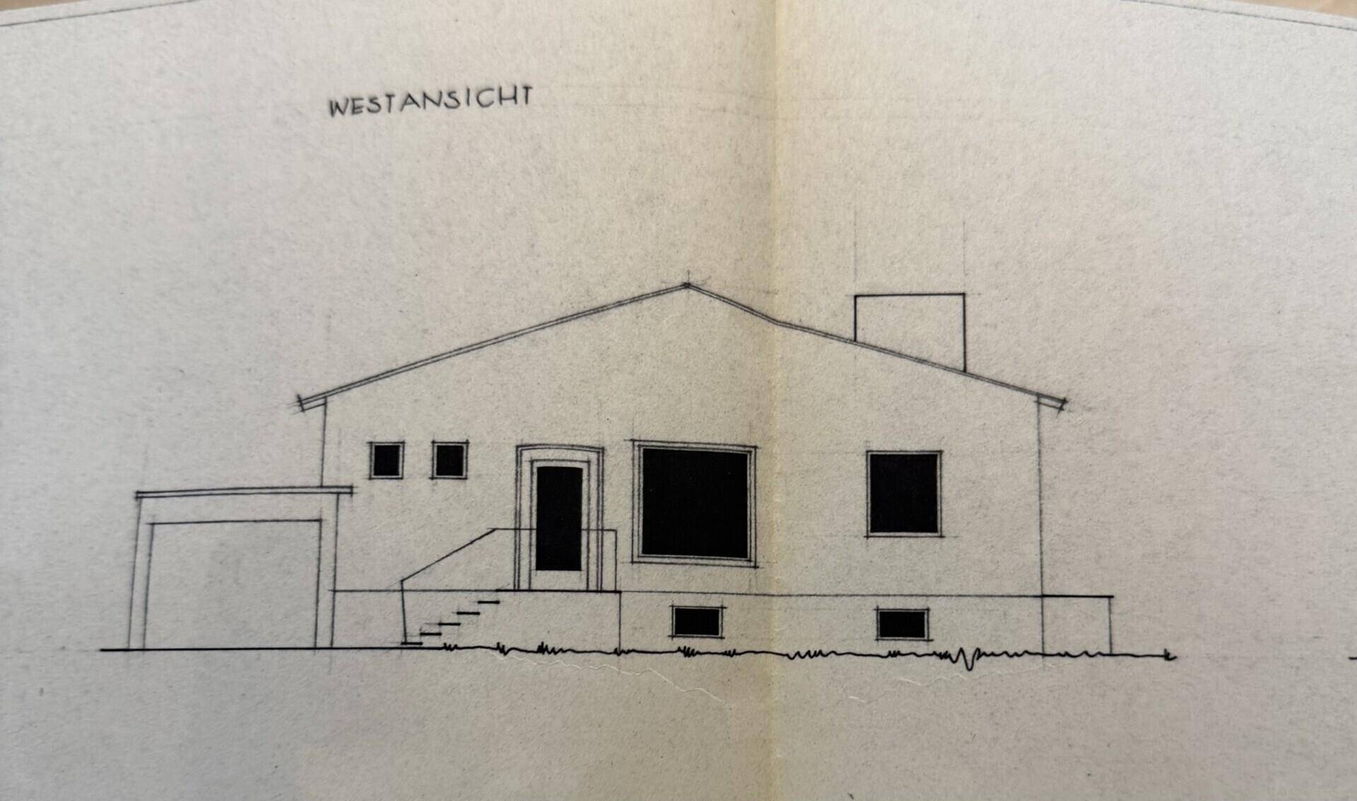 Westansicht des Hauses mit Garage und Fensteranordnungen.