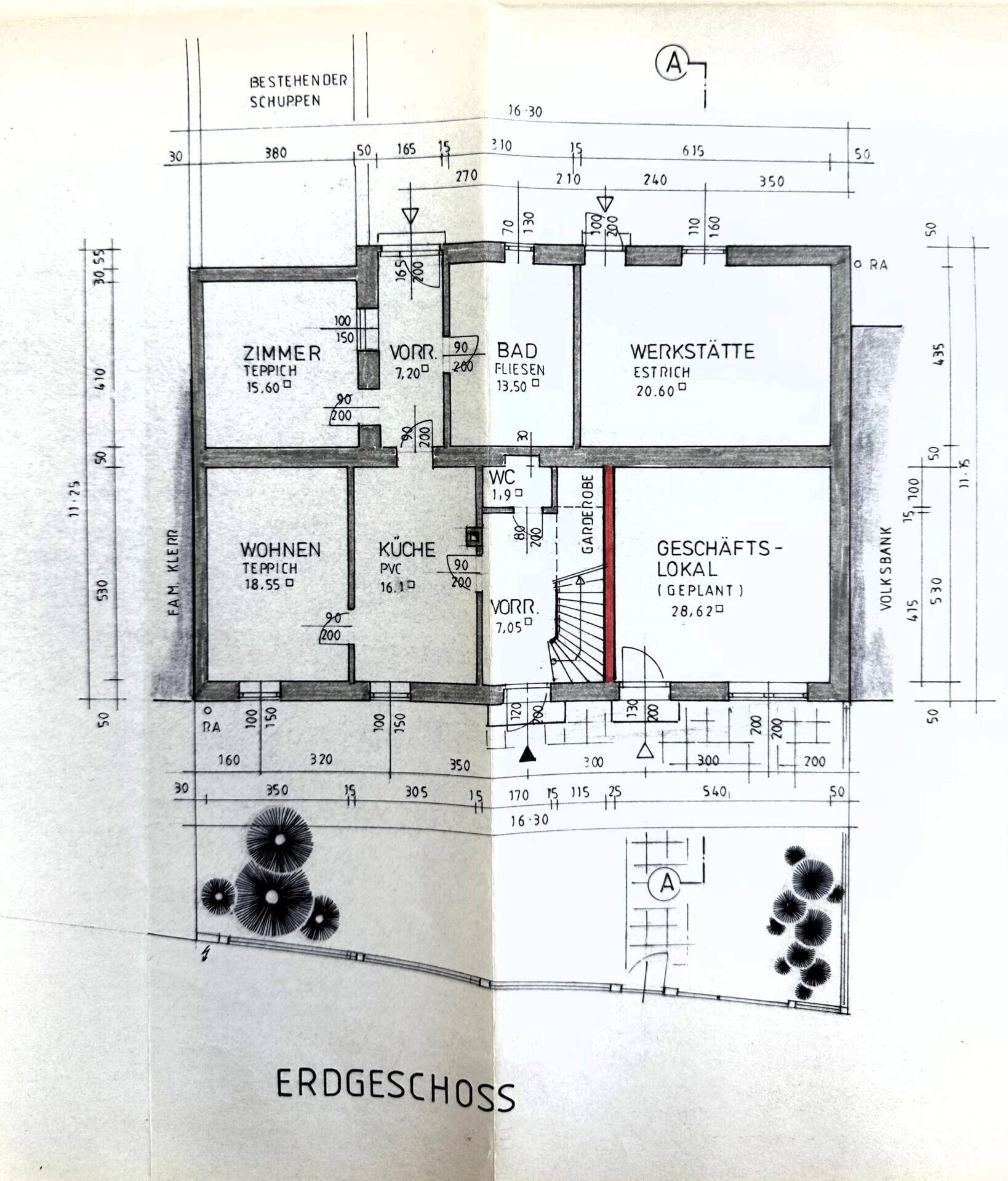 Grundriss des Erdgeschosses mit Wohn-, Küchen- und Geschäftsräumen.