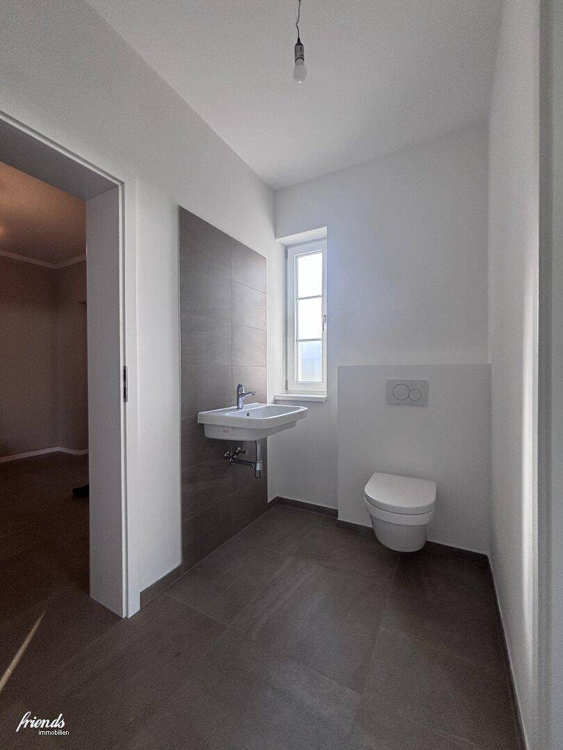 WC mit Handwaschbecken EG