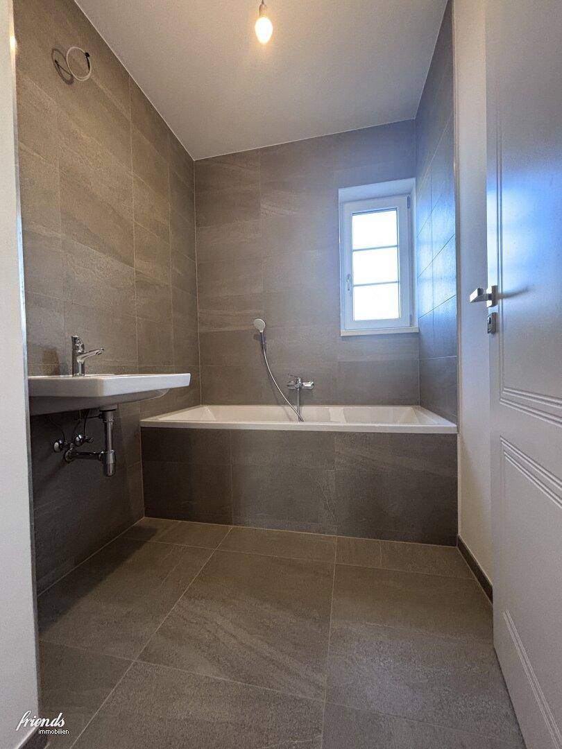 Bad mit Wanne OG