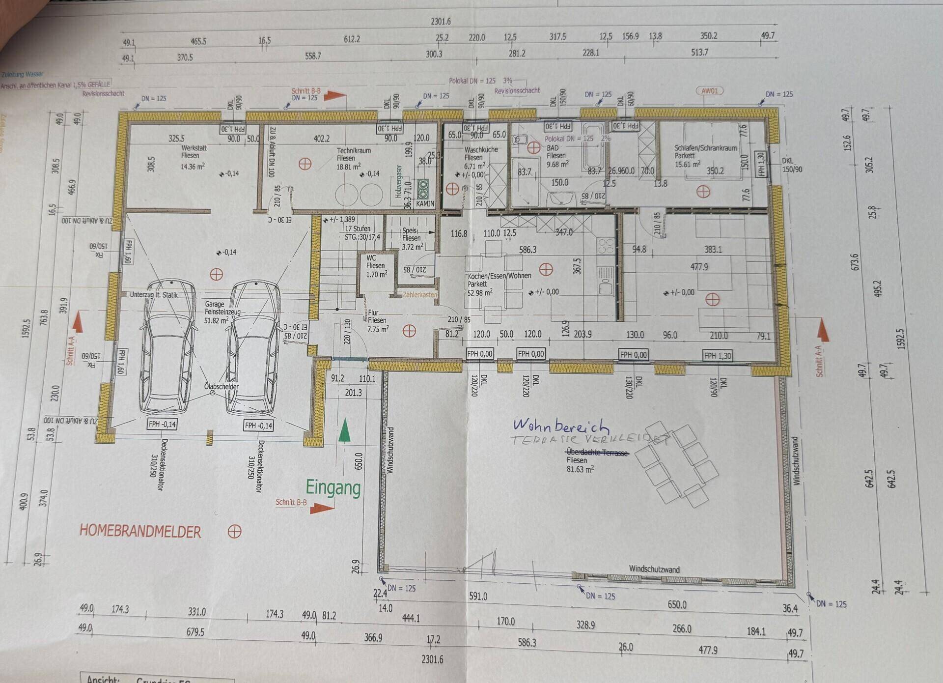 Grundriss des Erdgeschosses mit Wohnbereich, Küche und Doppelgarage.