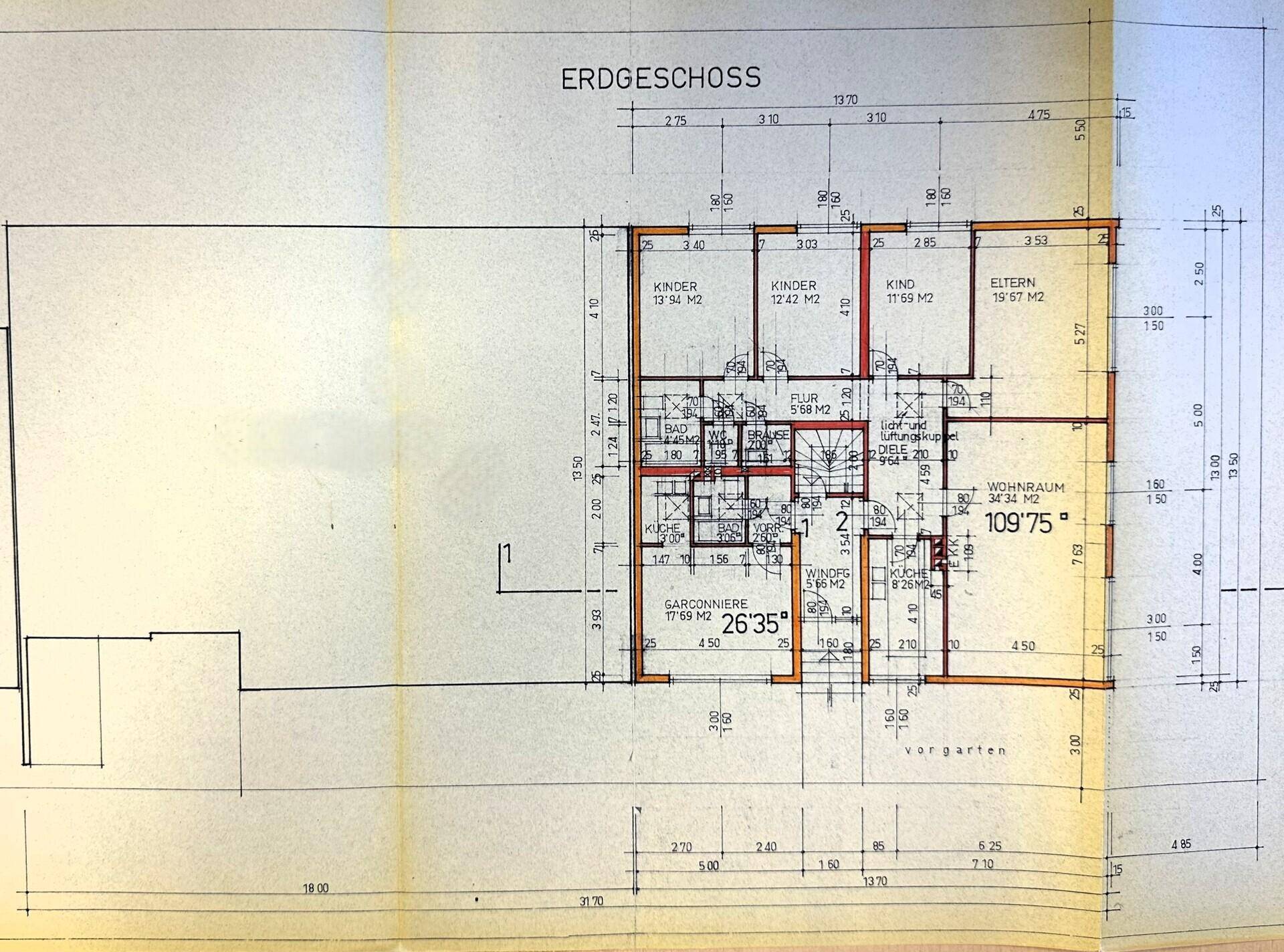Grundriss des Erdgeschosses mit Zimmeraufteilung, Maßangaben und Gartenanschluss.