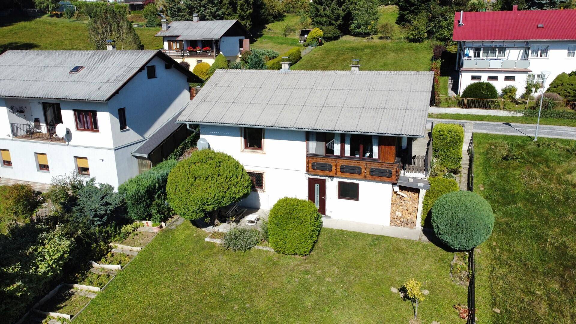 Nahaufnahme des Hauses von oben mit gepflegtem Garten und traditionellem Satteldach.