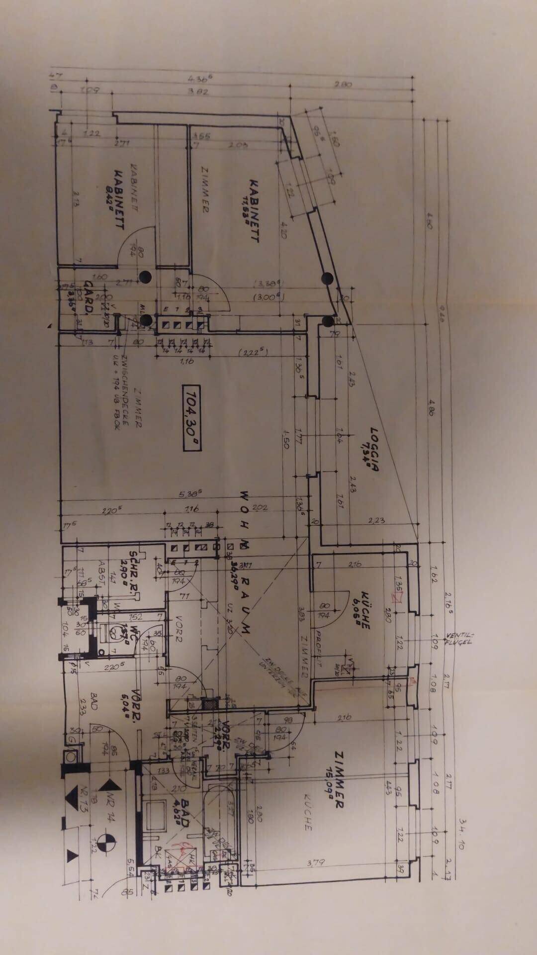 Detaillierter Grundriss der Wohnung mit verschiedenen Räumen und einer Loggia.