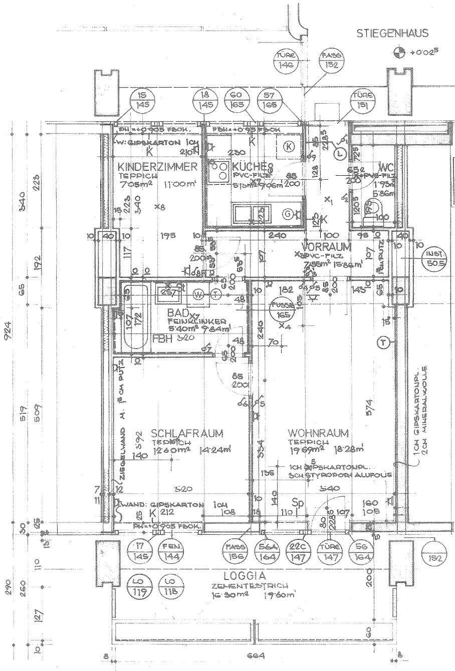 Detaillierter Grundriss der Wohnung mit Wohnraum, Schlafzimmern, Bad und Loggia.