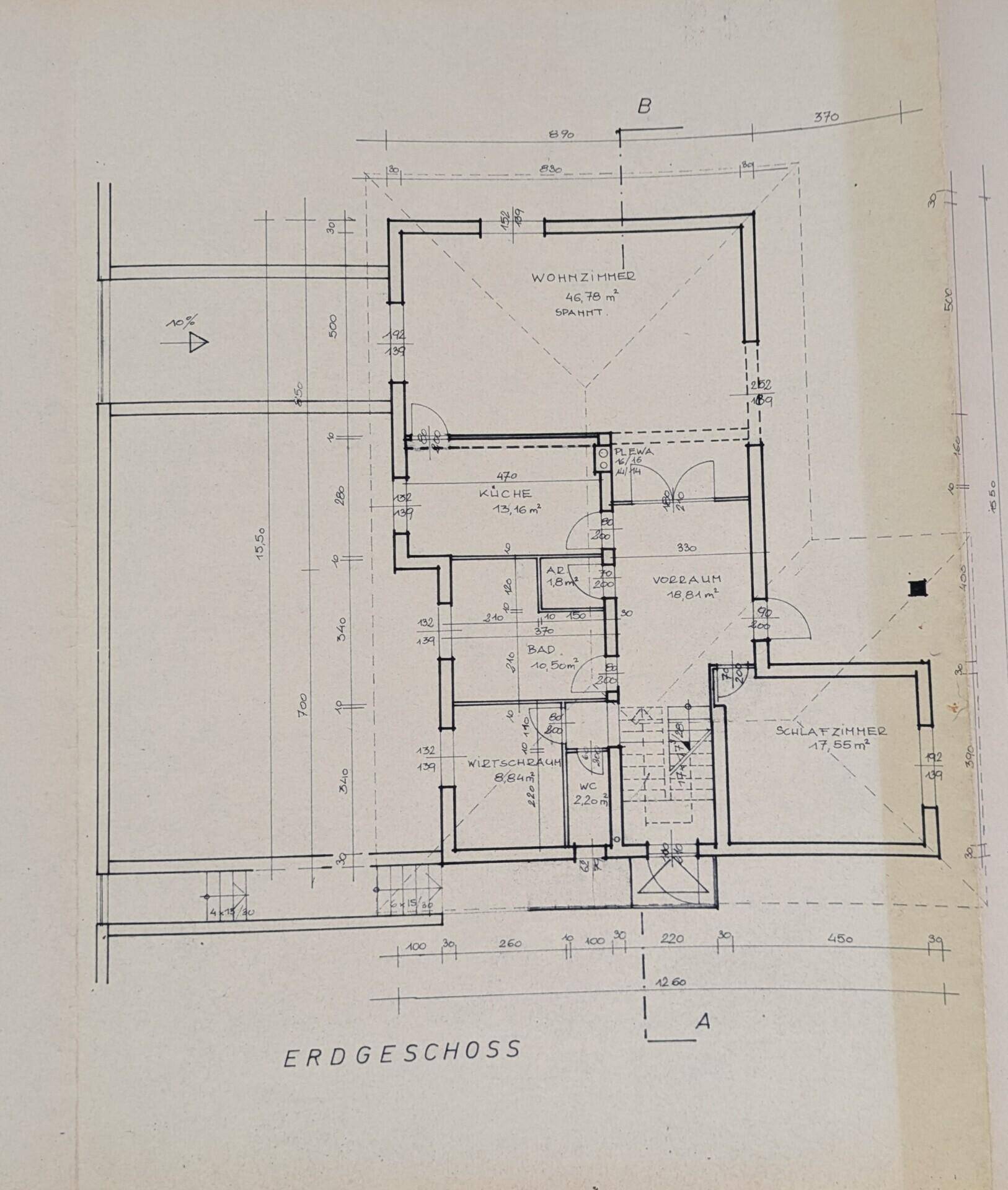 Grundriss des Erdgeschosses mit Wohnzimmer, Küche, Bad und Schlafzimmer.