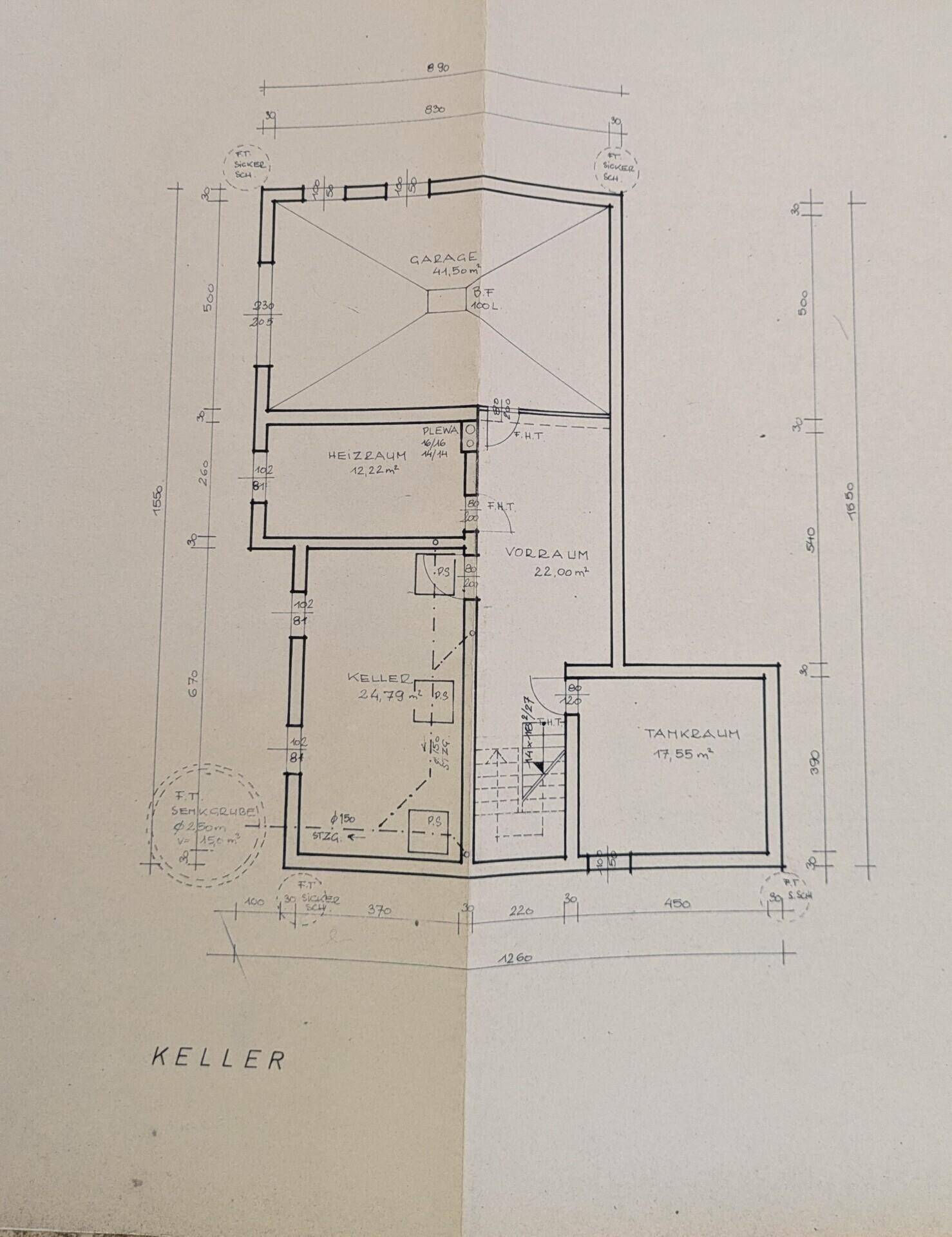 Grundriss des Kellergeschosses mit Garage, Heizraum, Keller und Tankraum.