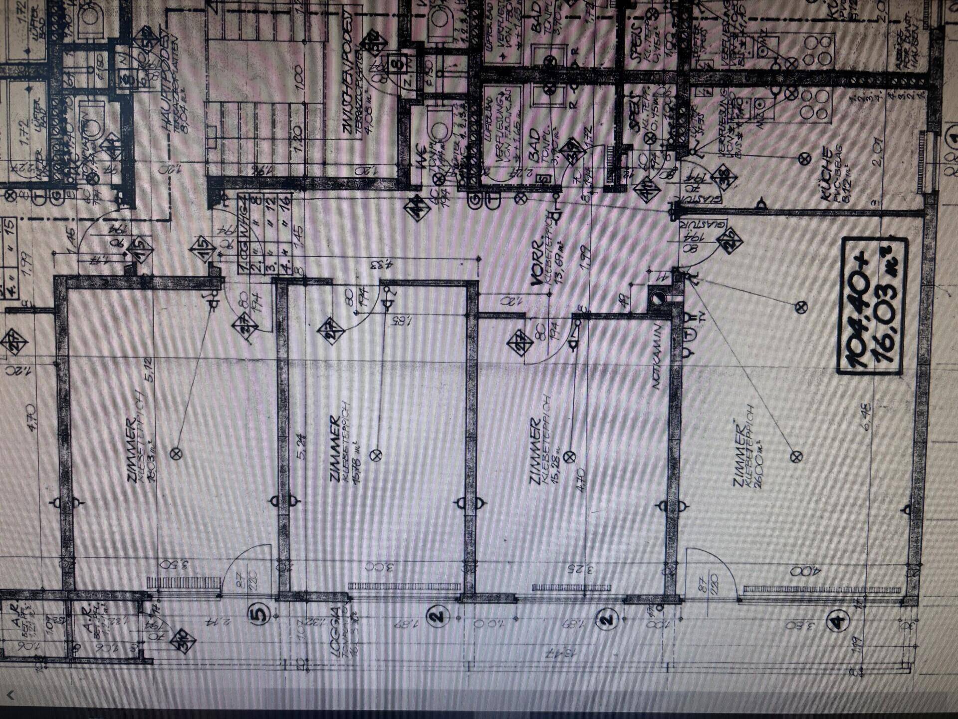 Detaillierter Grundrissplan mit Raumaufteilung, Maßen und verschiedenen Zimmern.