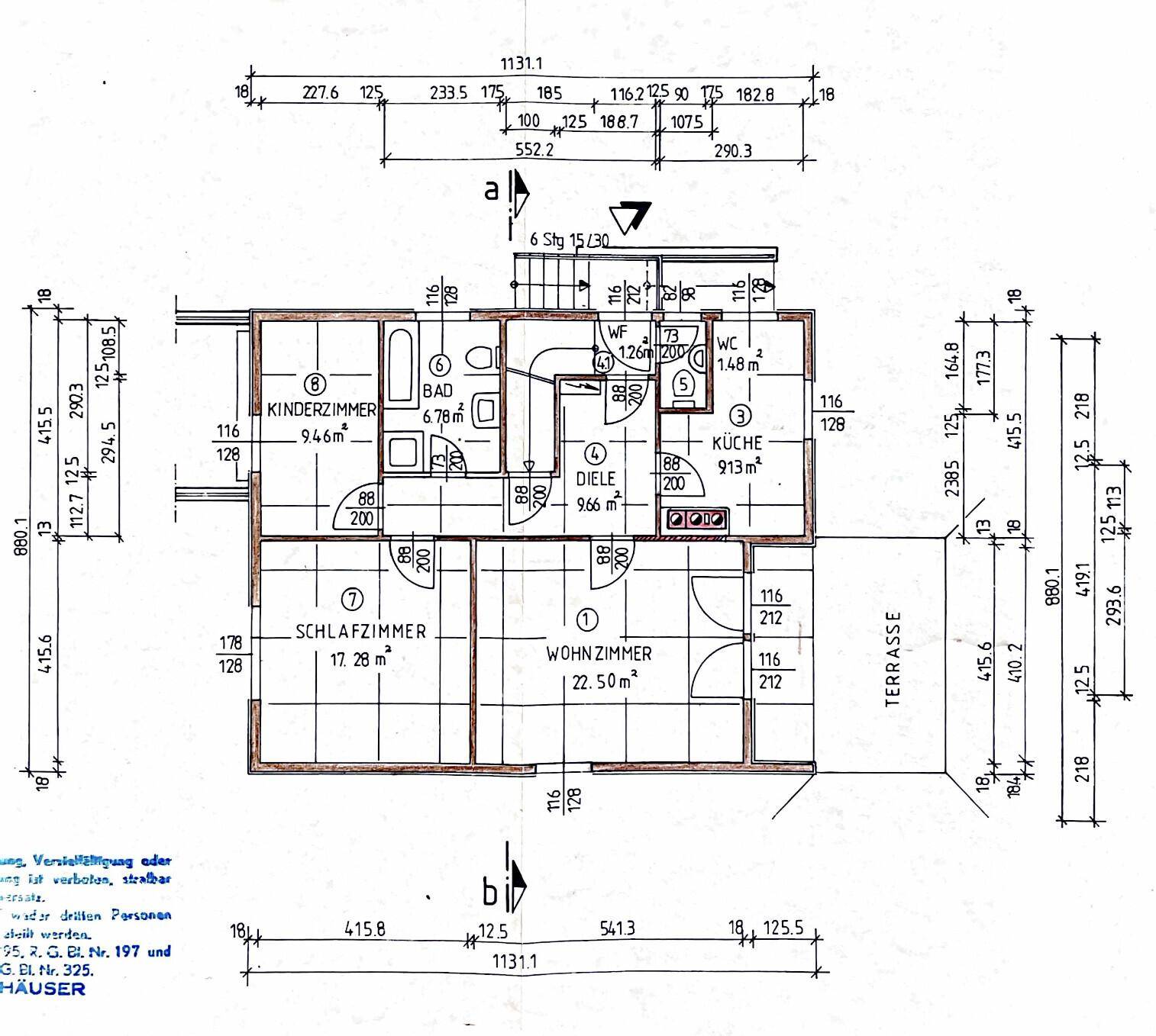 Grundriss des Erdgeschosses mit Wohnzimmer, Schlafzimmer, Kinderzimmer, Bad und Terrasse.