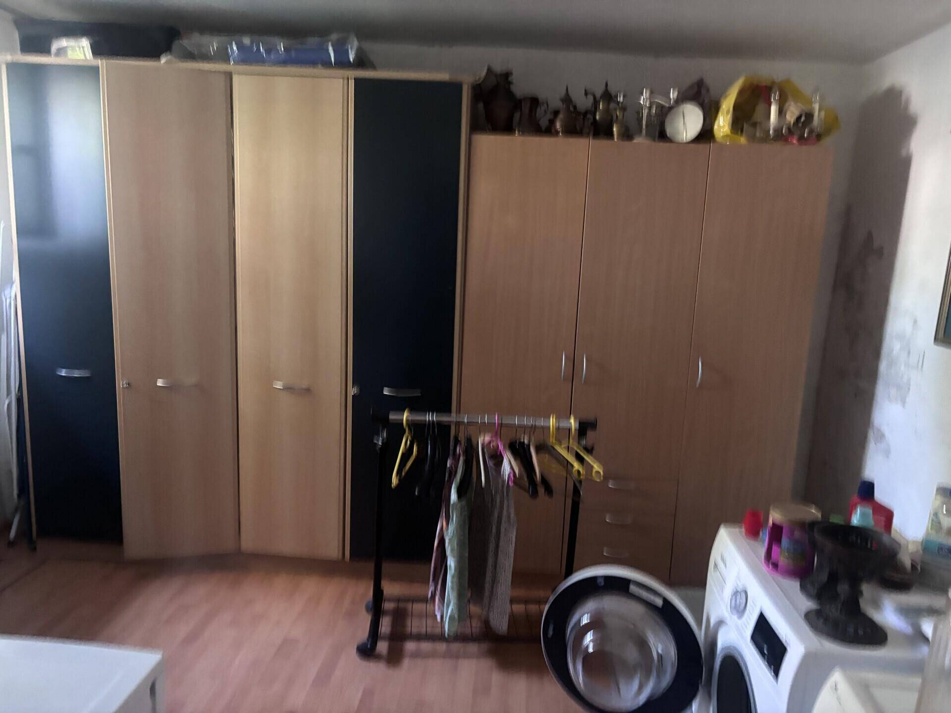 Geräumiger Hauswirtschaftsraum mit Schränken, Waschmaschine und Trockner für Organisation.