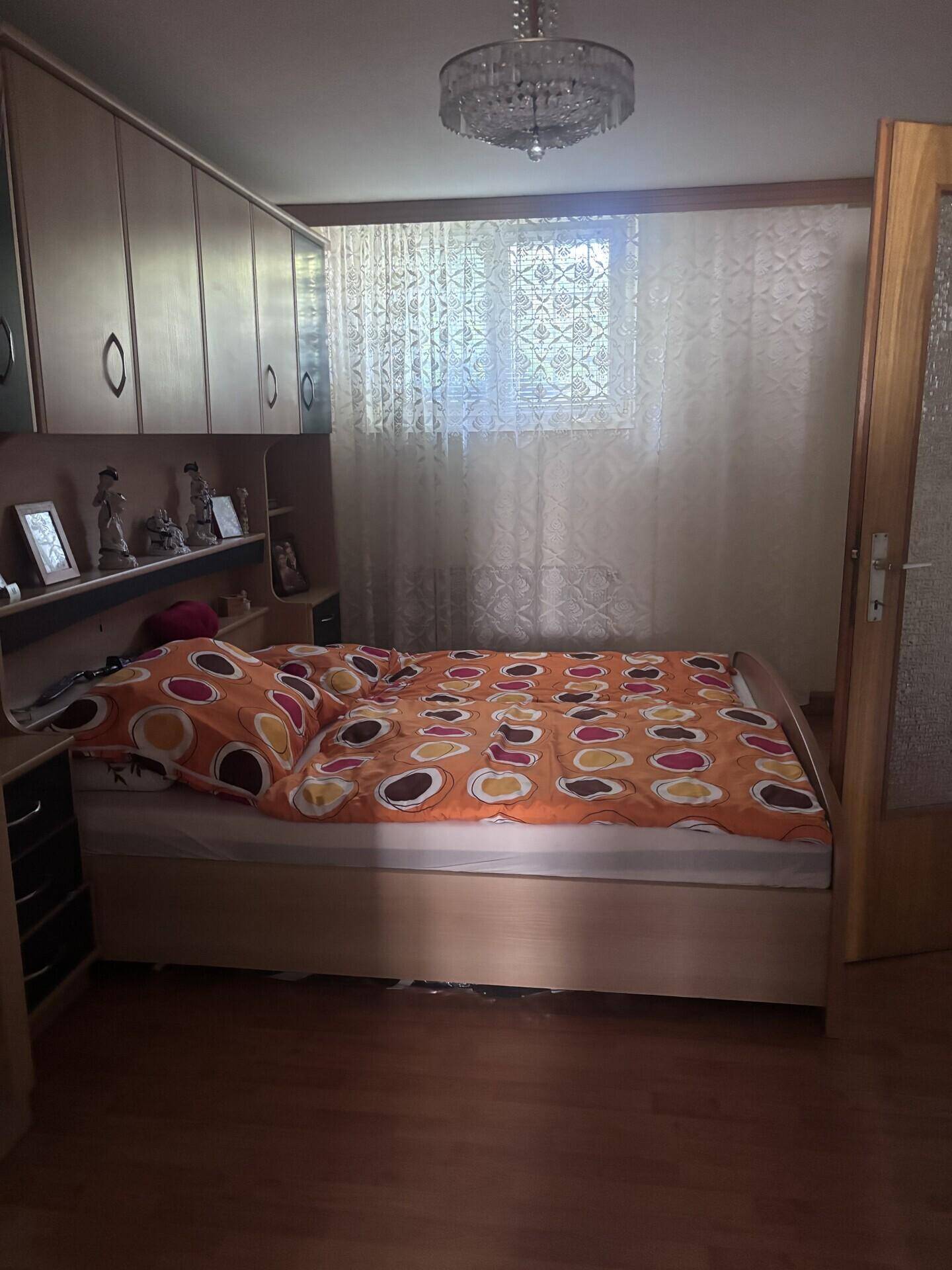Gemütliches Schlafzimmer mit Bett, Einbauschränken und Holzboden für erholsame Nächte.