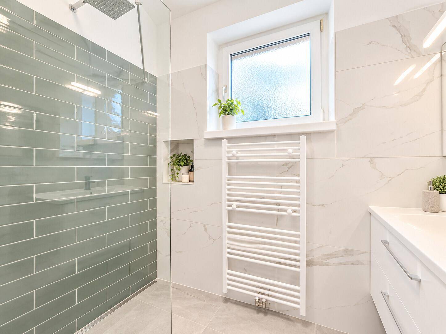 Modernes Badezimmer mit begehbarer Dusche, Marmoroptik-Fliesen und Handtuchheizkörper.