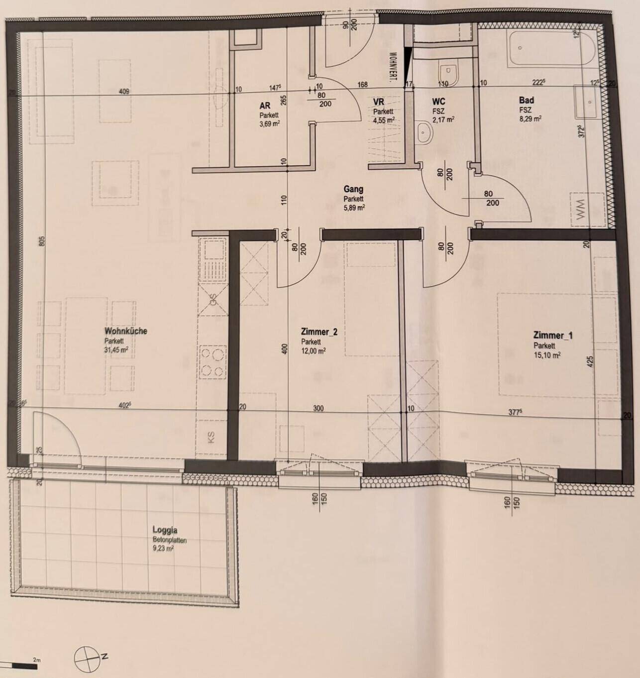 Grundriss einer Wohnung mit Wohnküche, zwei Zimmern, Bad und Loggia.