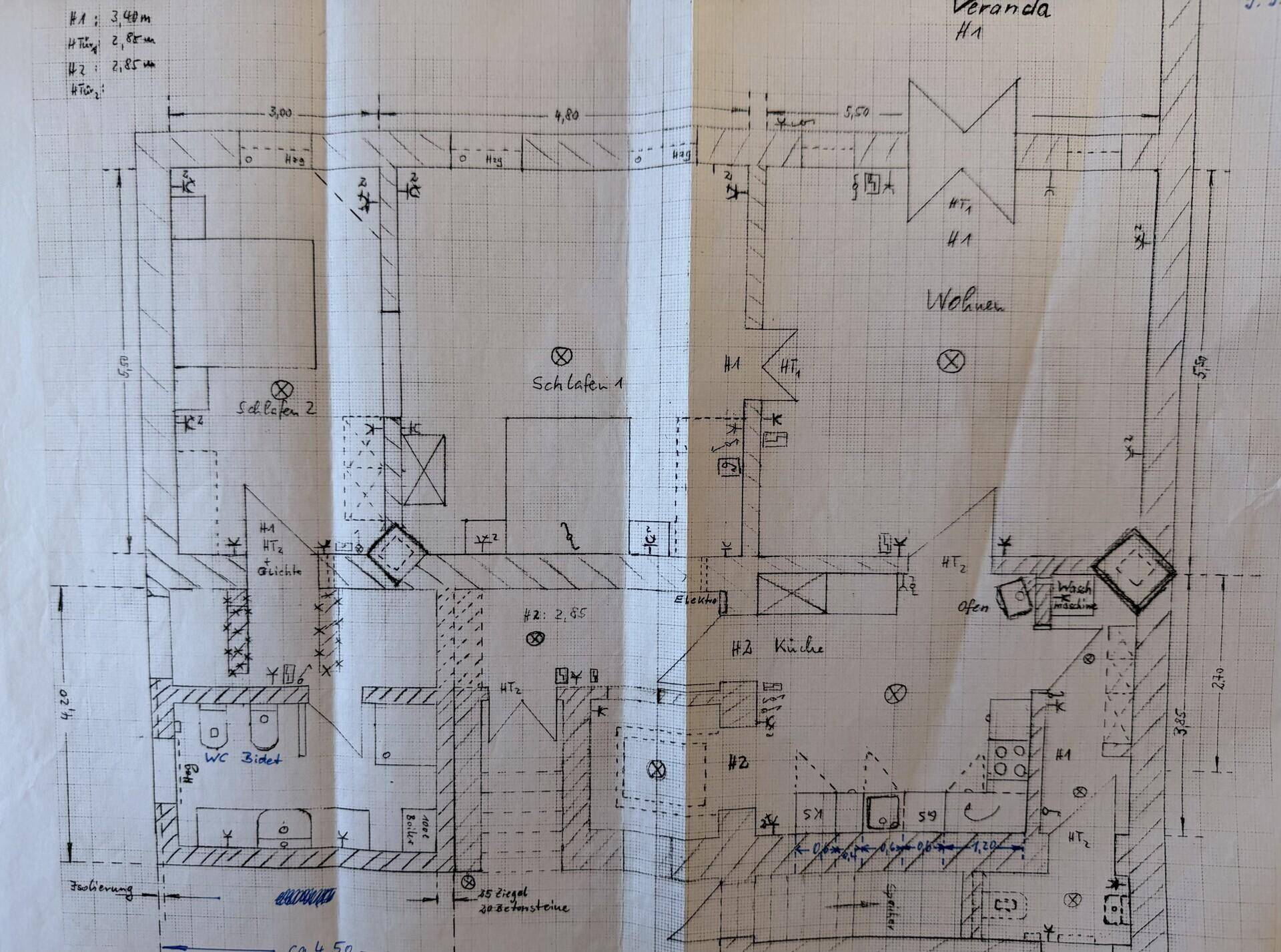 Handgezeichneter Grundriss mit Raumaufteilung für Wohnzimmer, Küche und Schlafzimmer.
