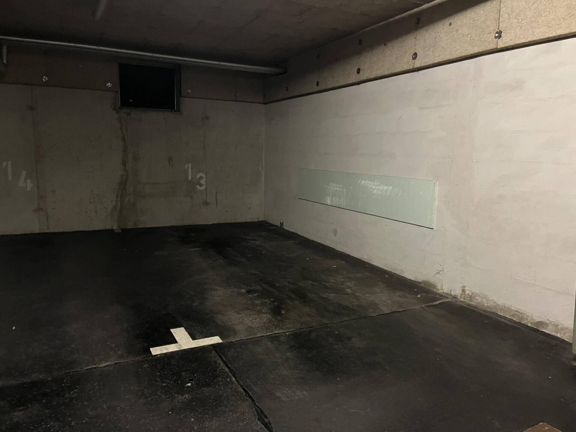 Leerer Stellplatz in der Tiefgarage, gekennzeichnet mit Nummer 13.