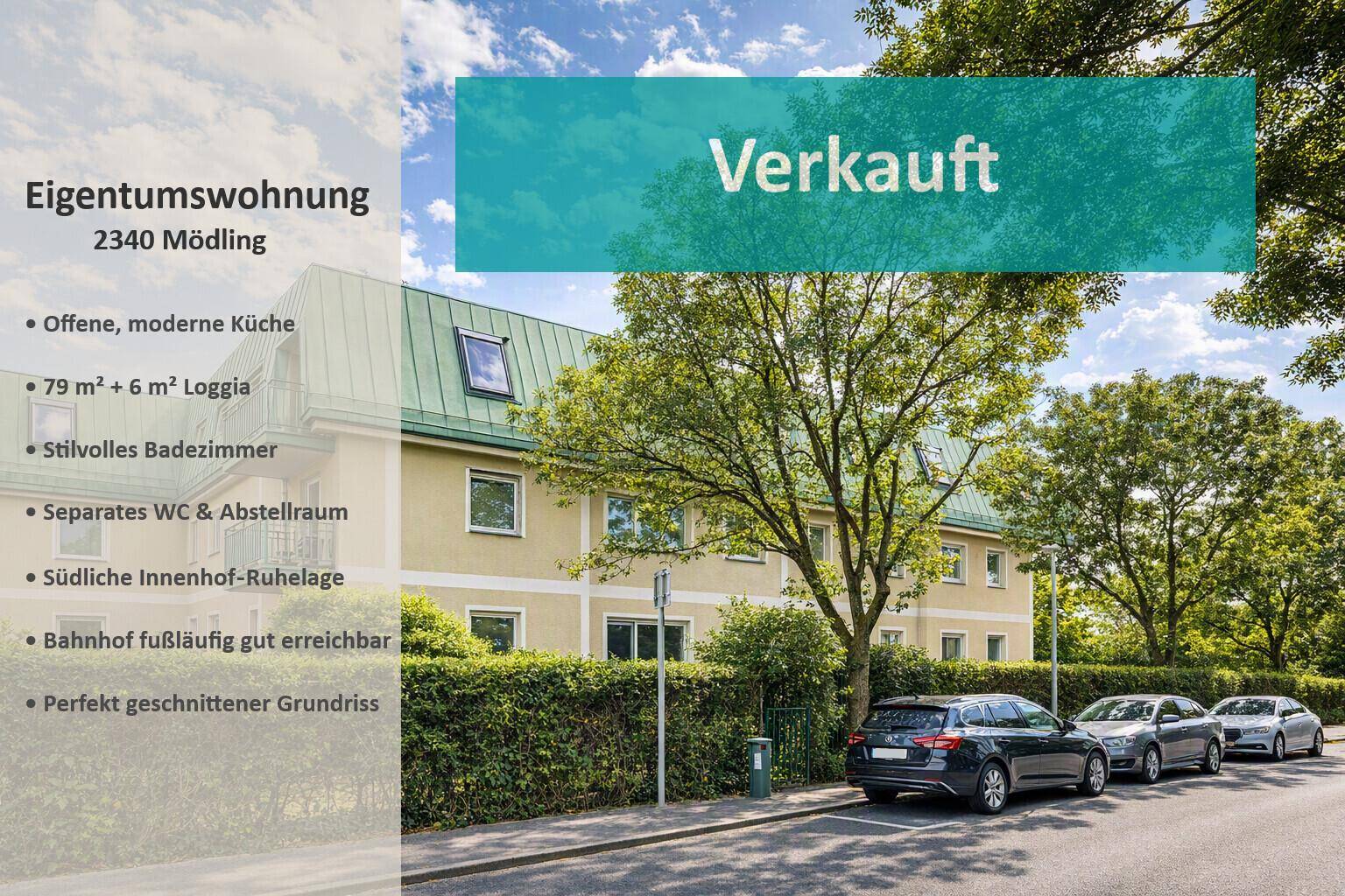 Außenansicht des Mehrfamilienhauses mit grüner Dachlandschaft und parkenden Autos.