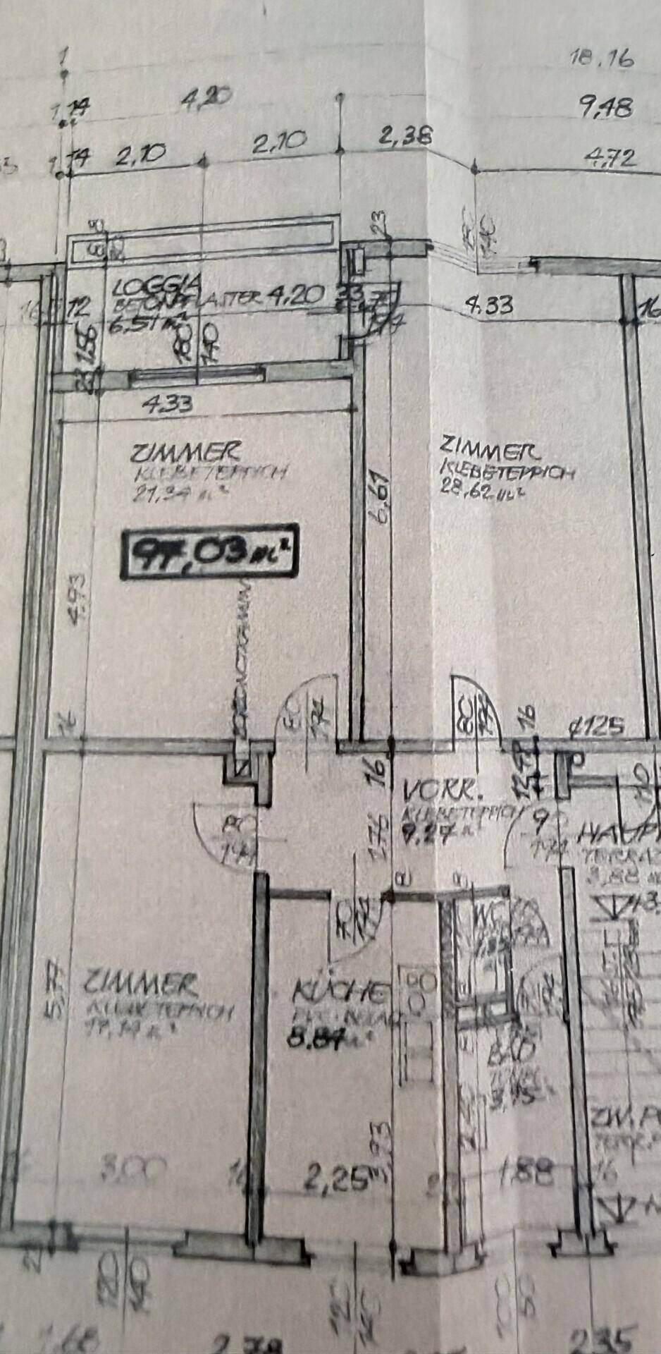 Handgezeichneter Grundriss mit Raummaßen und Bezeichnungen für Zimmer und Küche.